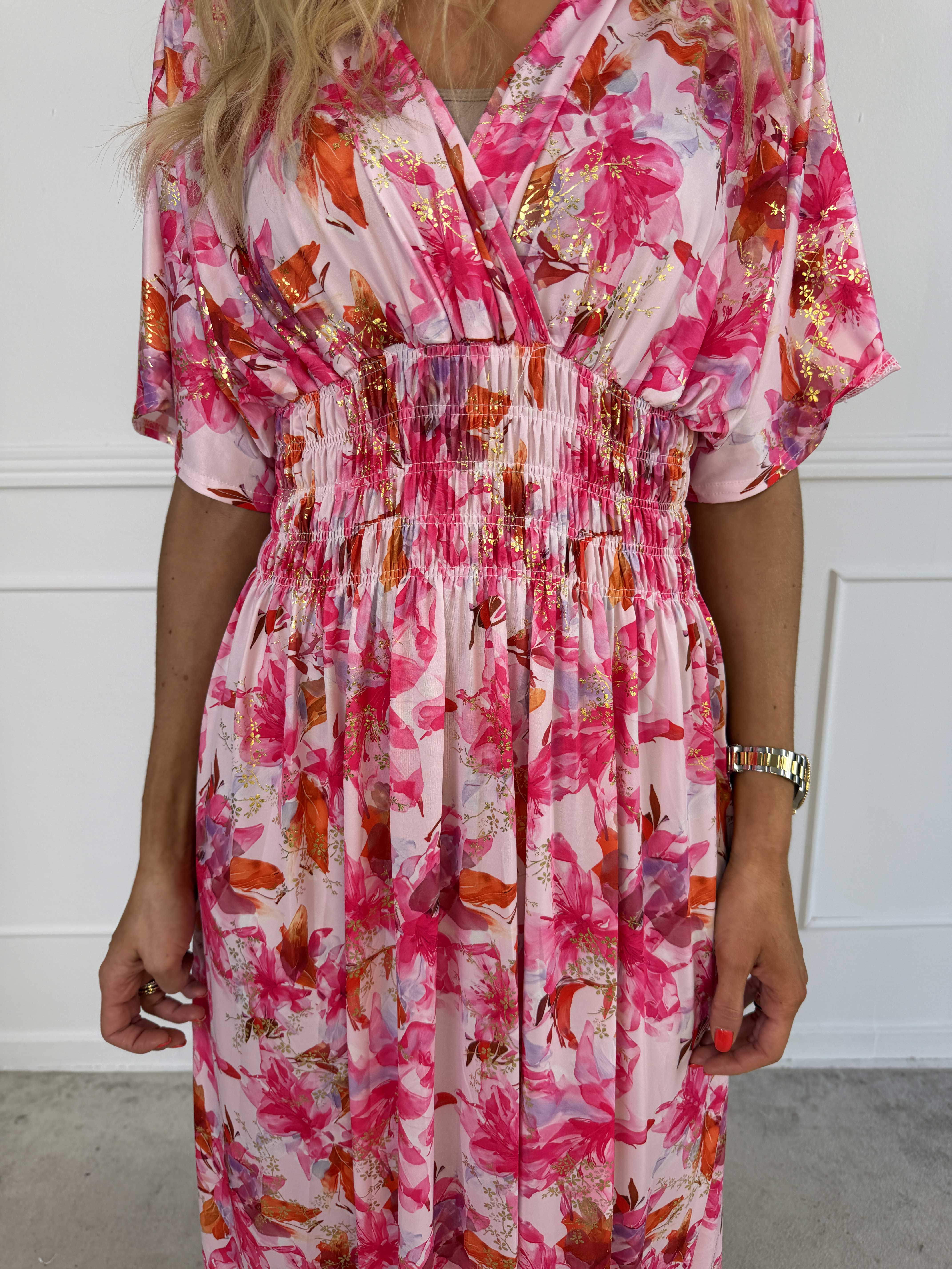 Pams Flourish - Lang elastisk kjole med fine blomster og guld blade