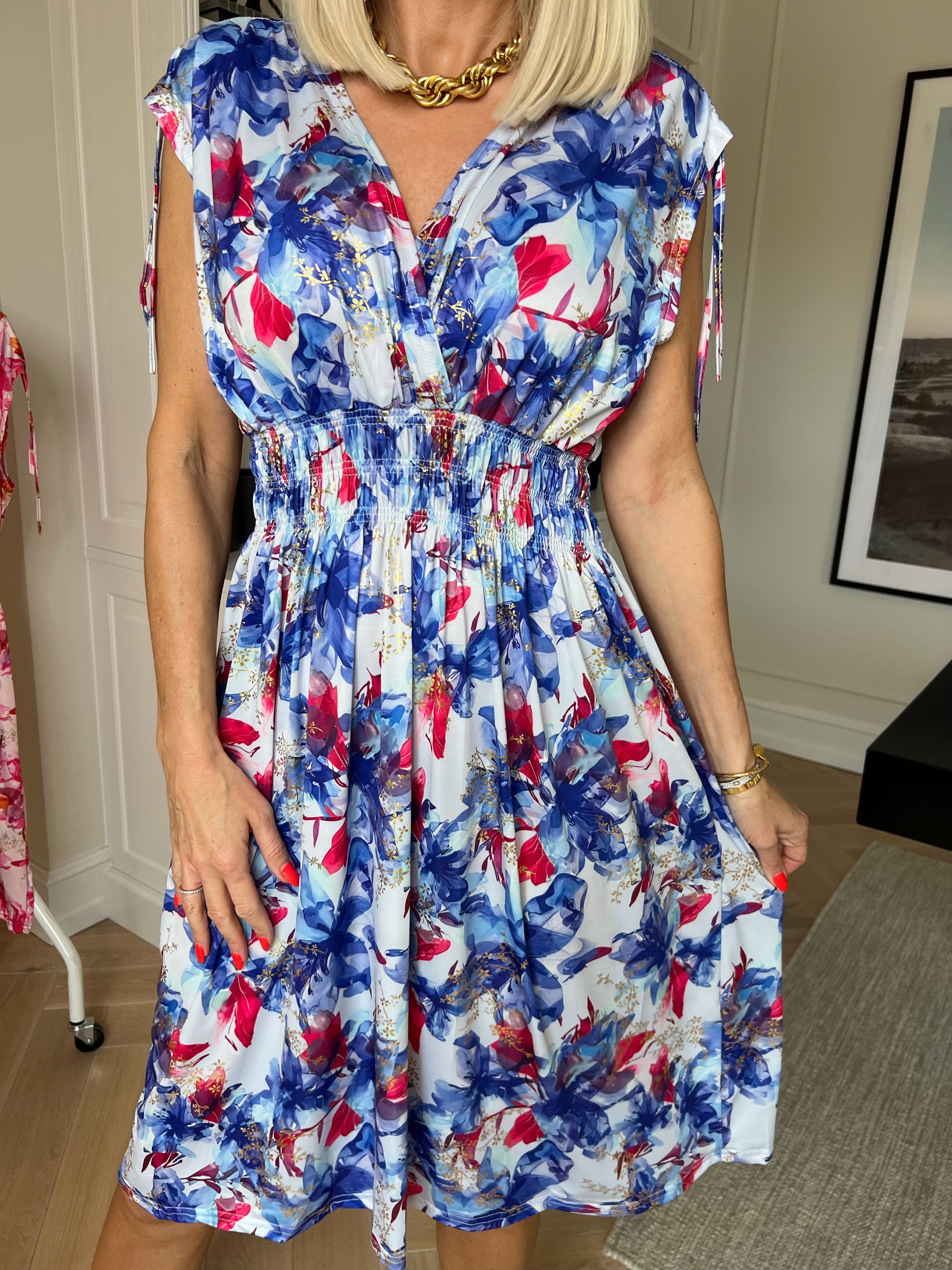 Pams Flourish Short - Elastisk blomstret kjole med guld detaljer