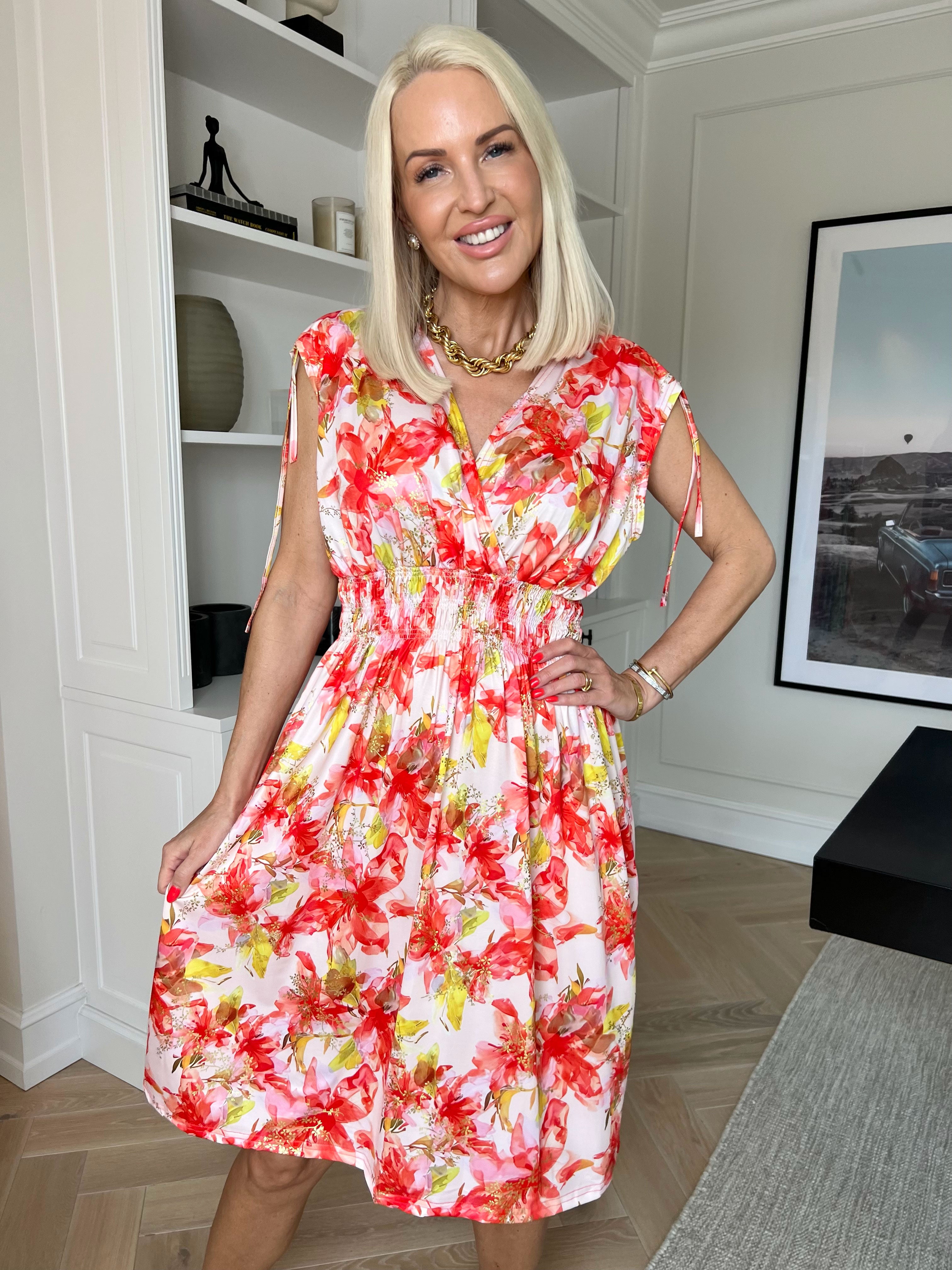 Pams Flourish Short - Elastisk blomstret kjole med guld detaljer