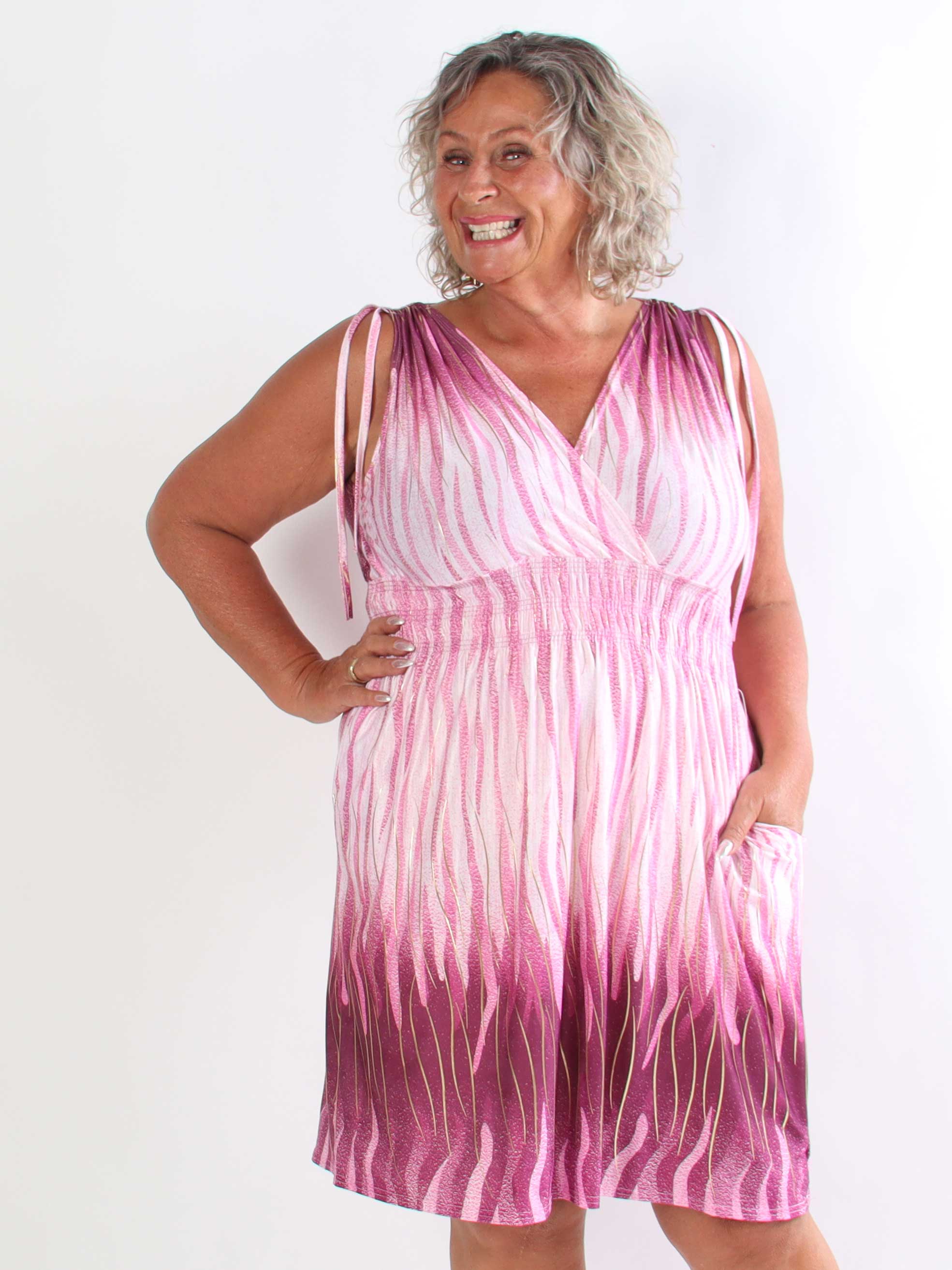 Pams Flow Short - Kort elastisk mønstret plus size kjole med smock i livet