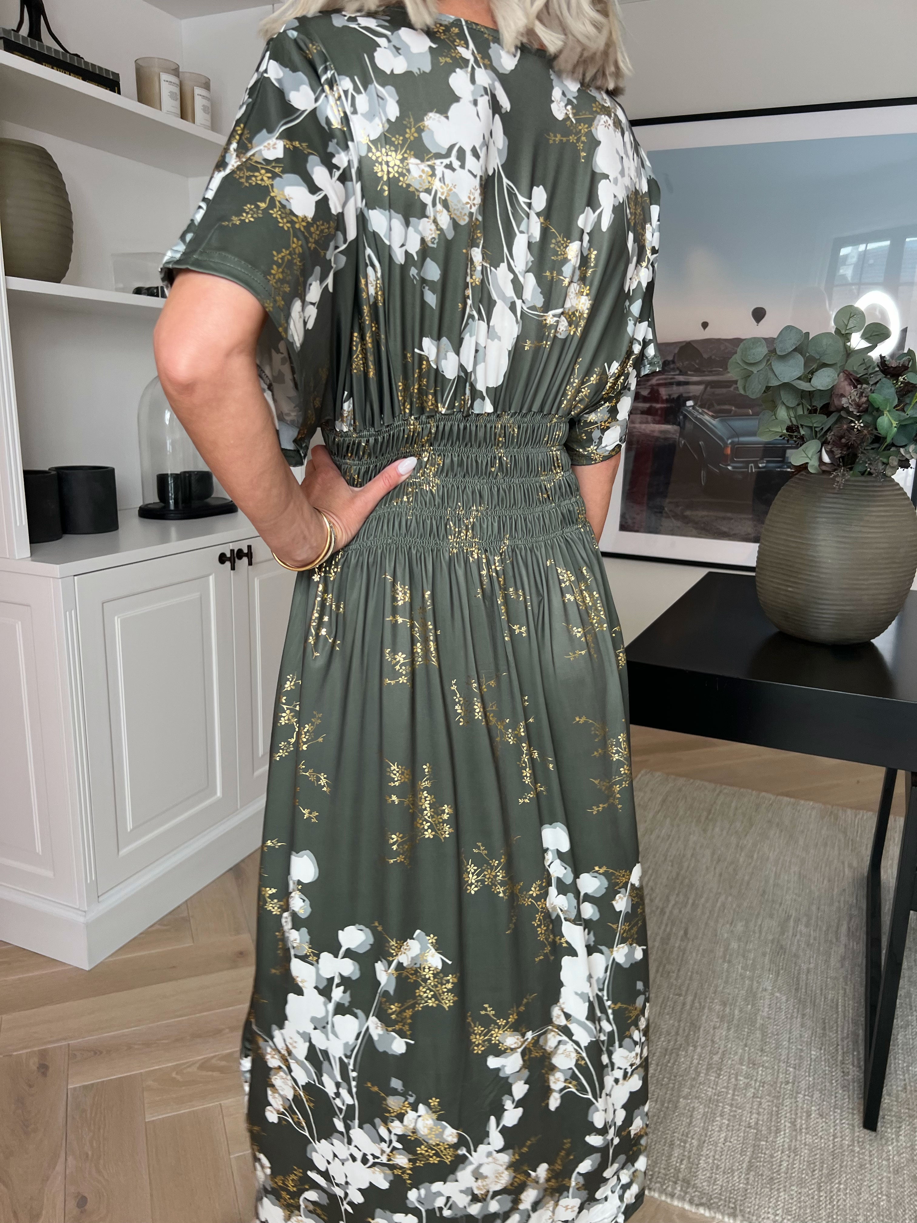 Pams Gilded Midi - Elastisk kjole med blomsterprint og guld blade.