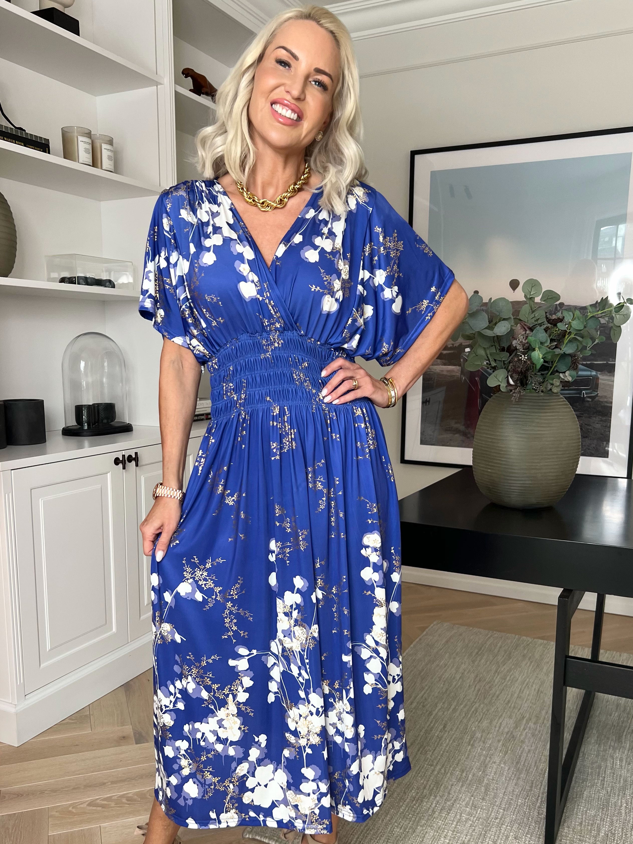 Pams Gilded Midi - Elastisk kjole med blomsterprint og guld blade.