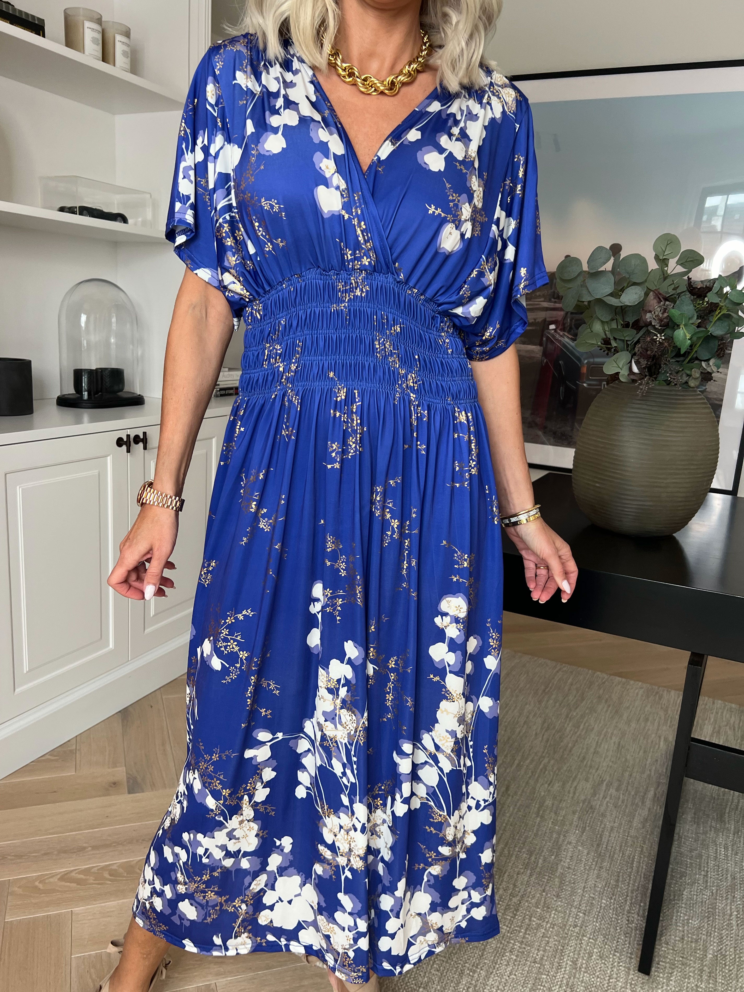 Pams Gilded Midi - Elastisk kjole med blomsterprint og guld blade.