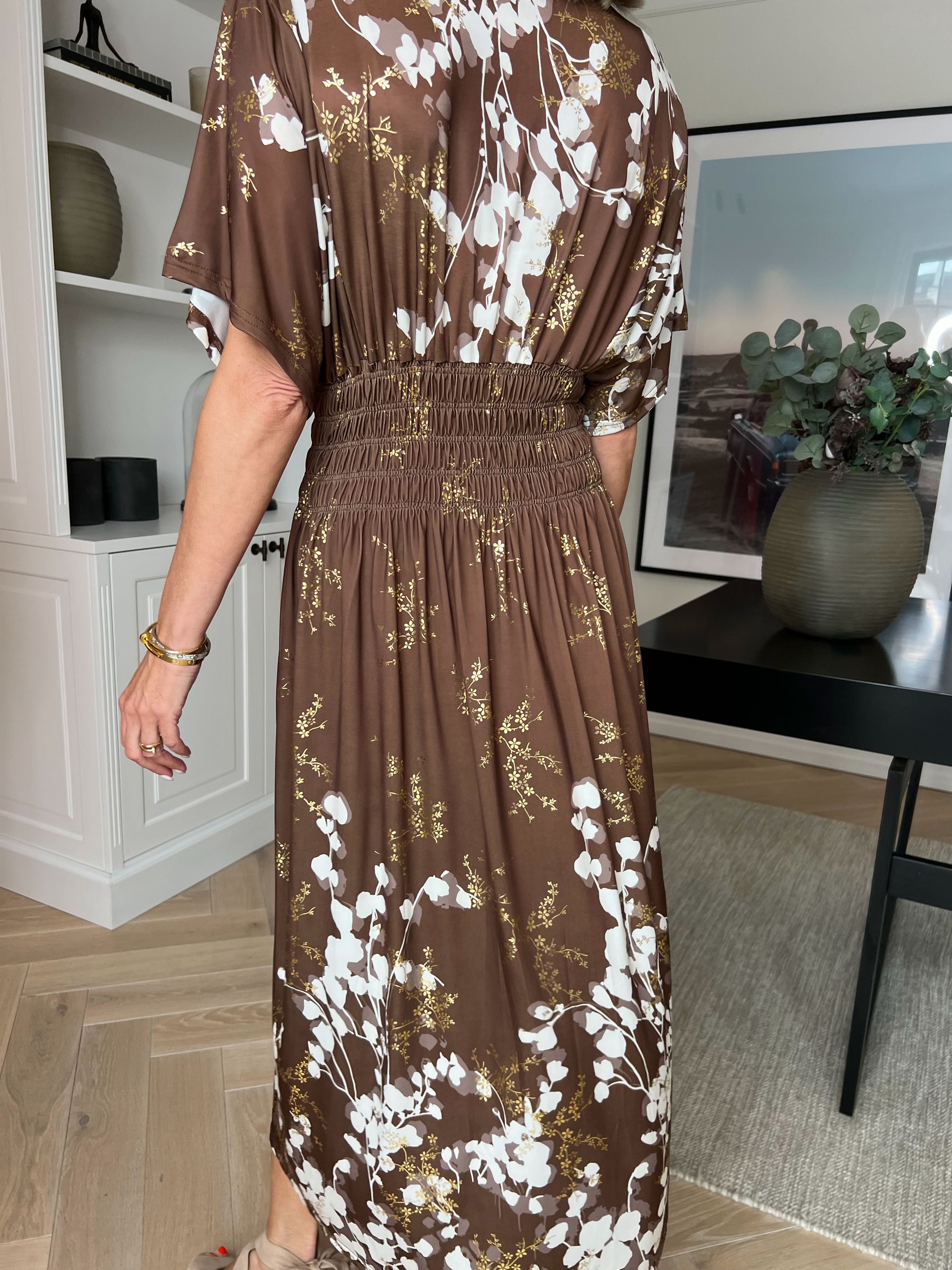 Pams Gilded Midi - Elastisk kjole med blomsterprint og guld blade.