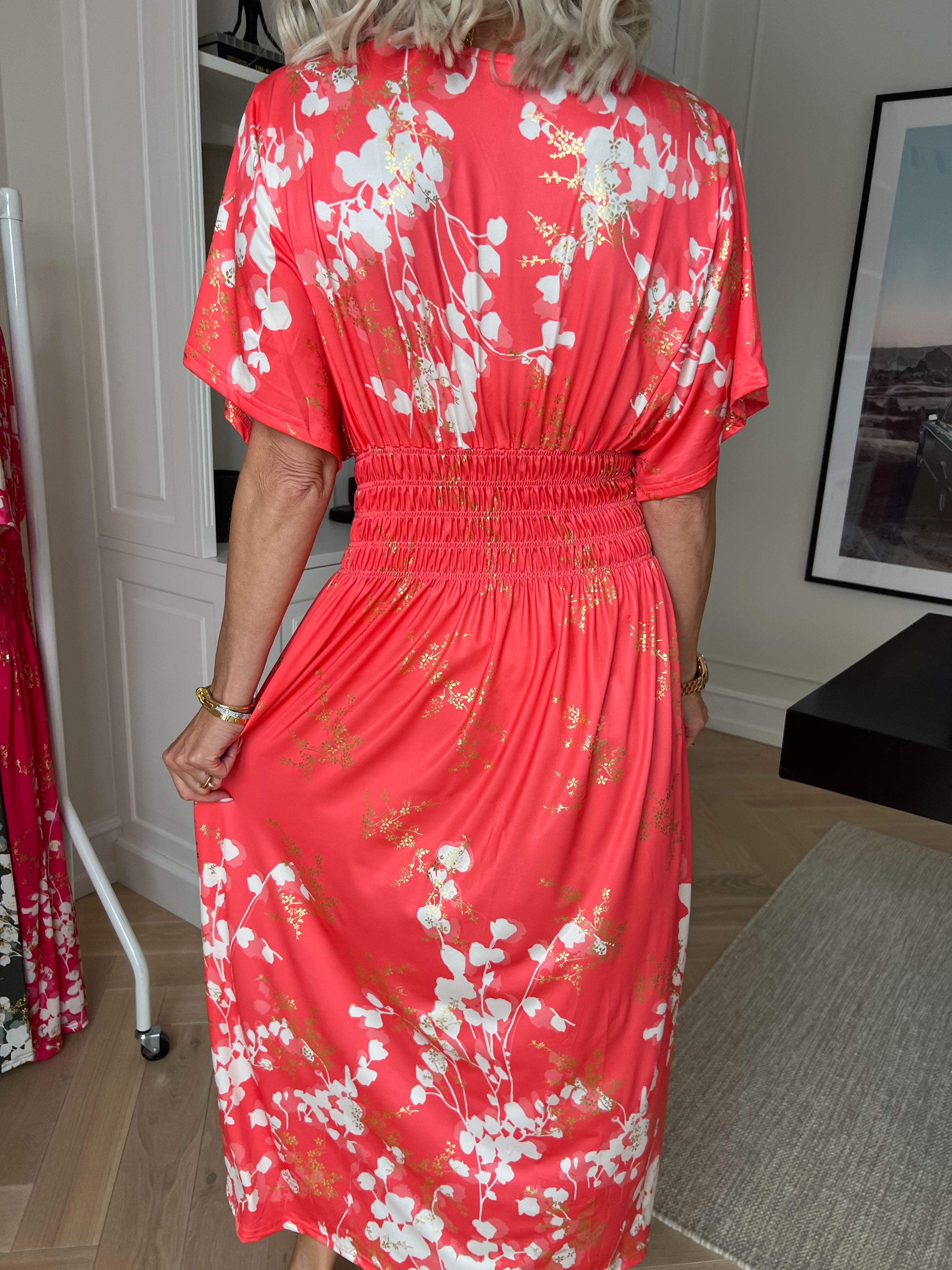 Pams Gilded Midi - Elastisk kjole med blomsterprint og guld blade.