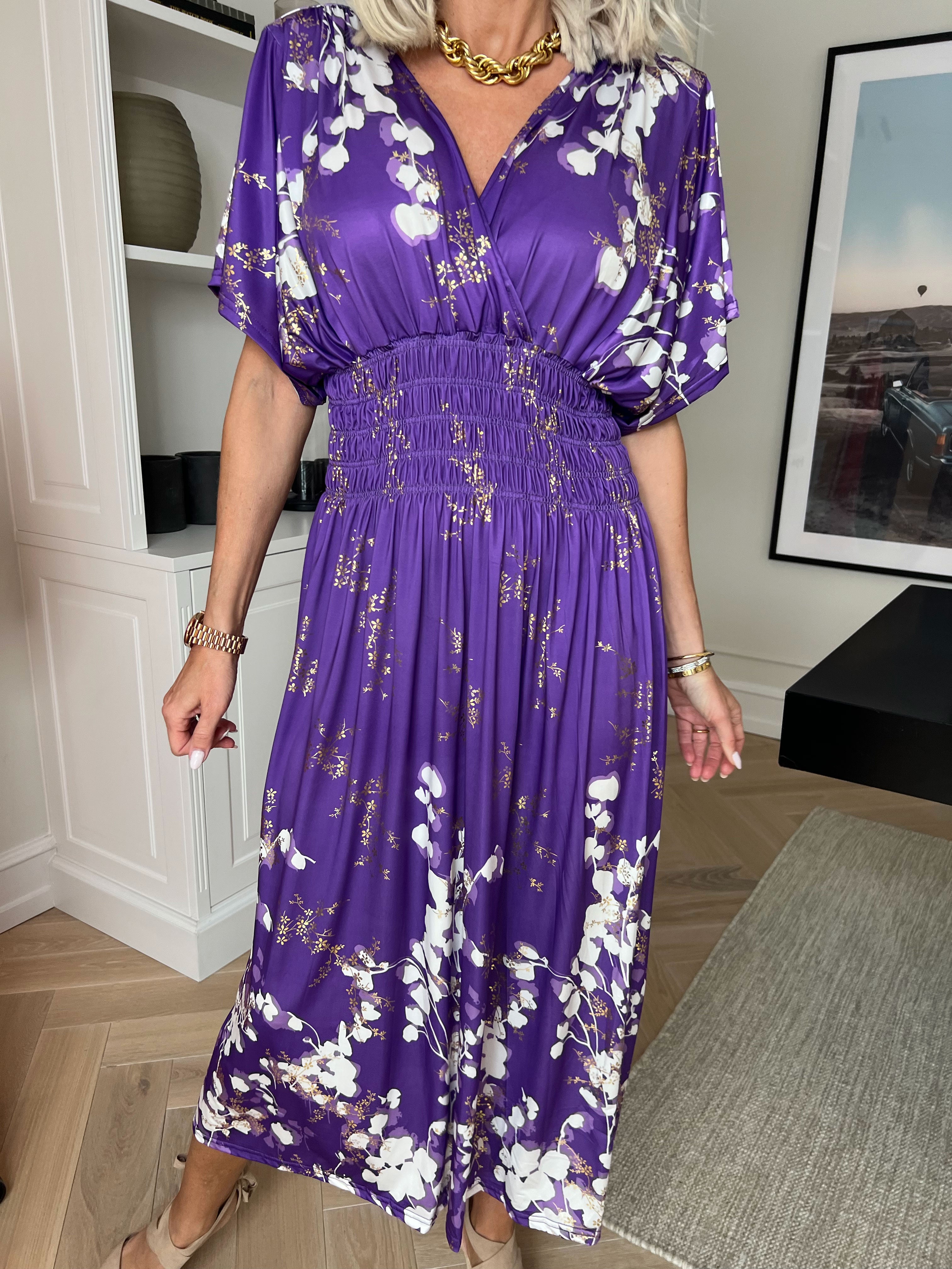 Pams Gilded Midi - Elastisk kjole med blomsterprint og guld blade.