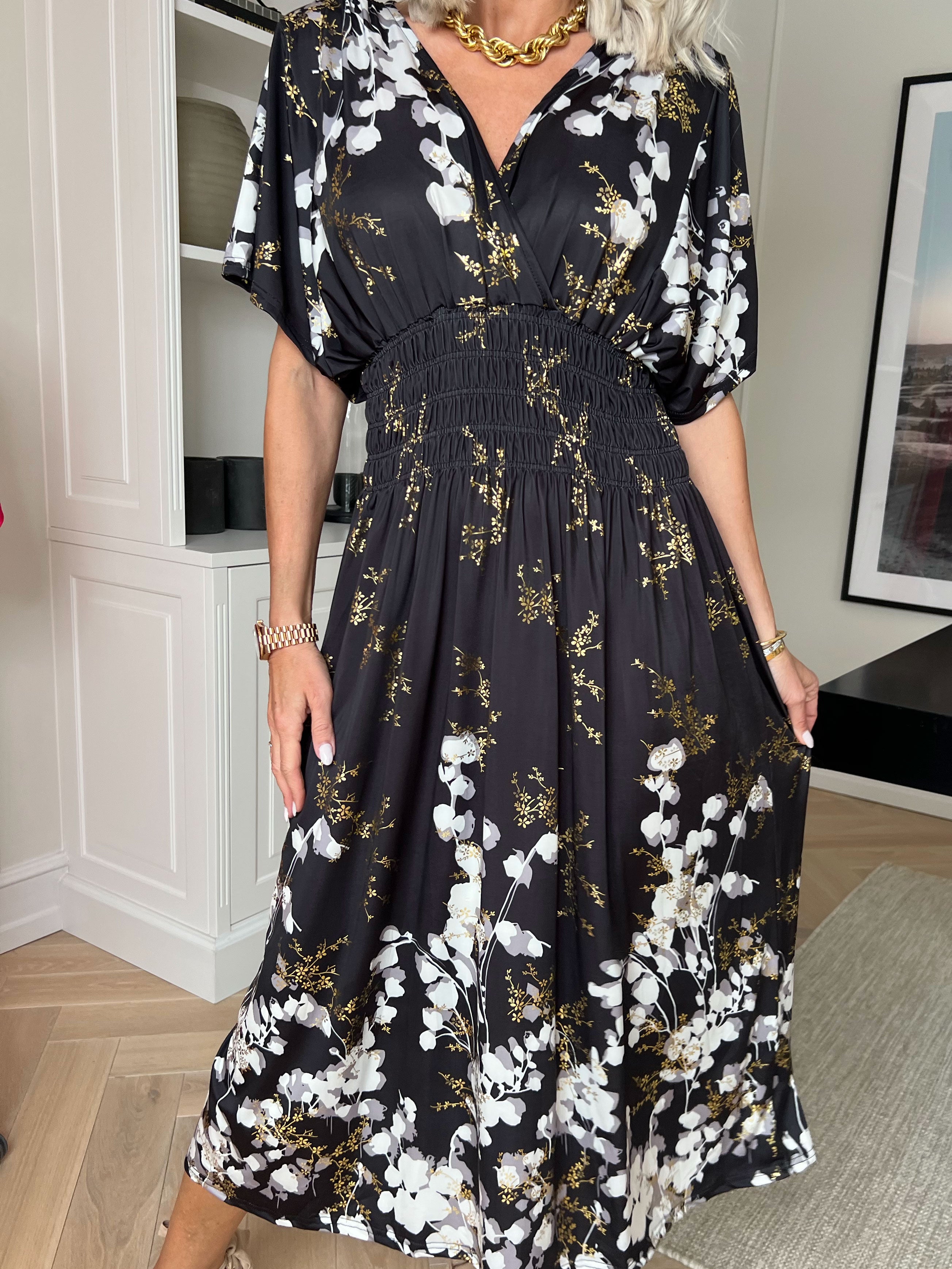 Pams Gilded Midi - Elastisk kjole med blomsterprint og guld blade.