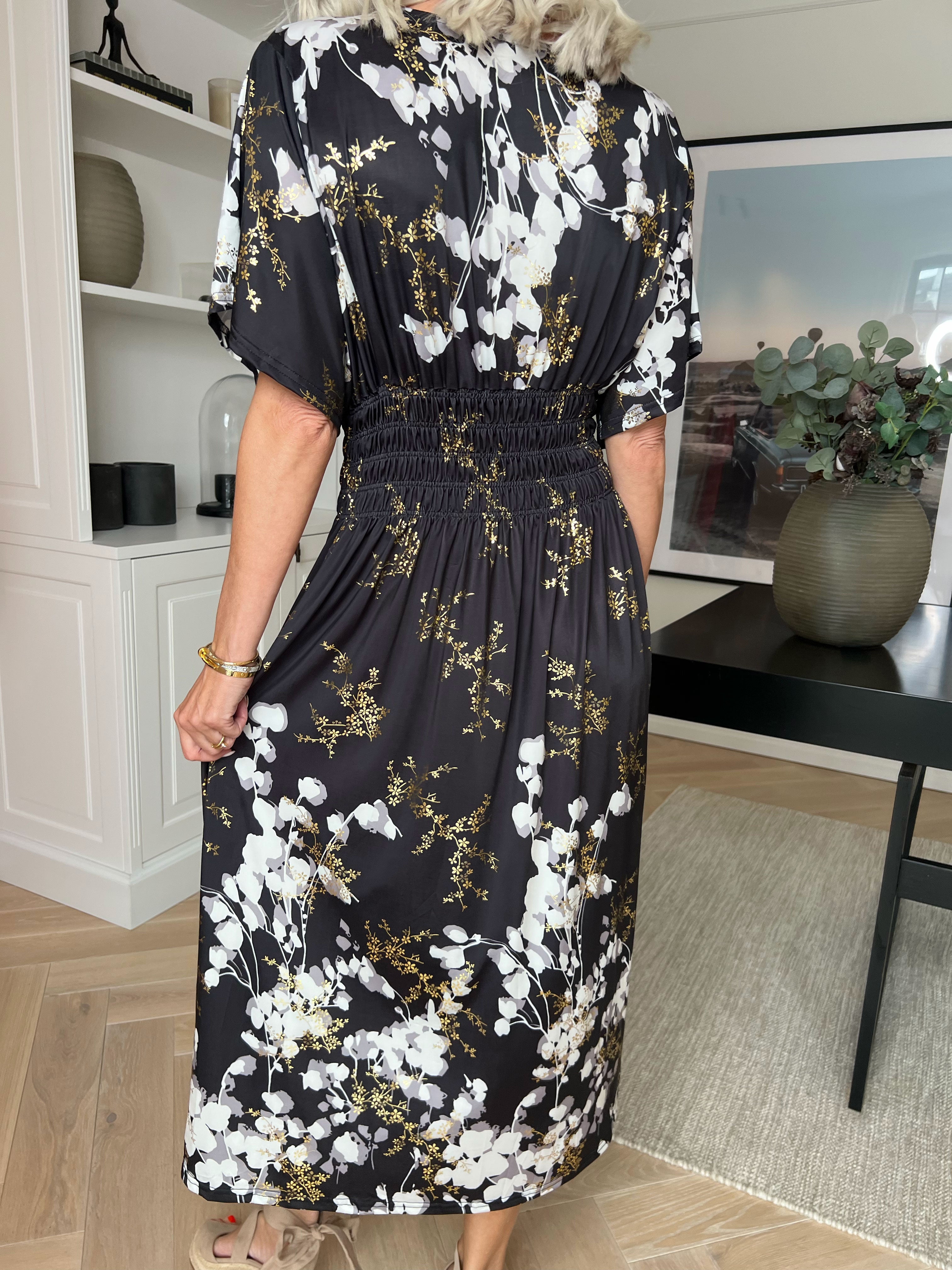 Pams Gilded Midi - Elastisk kjole med blomsterprint og guld blade.