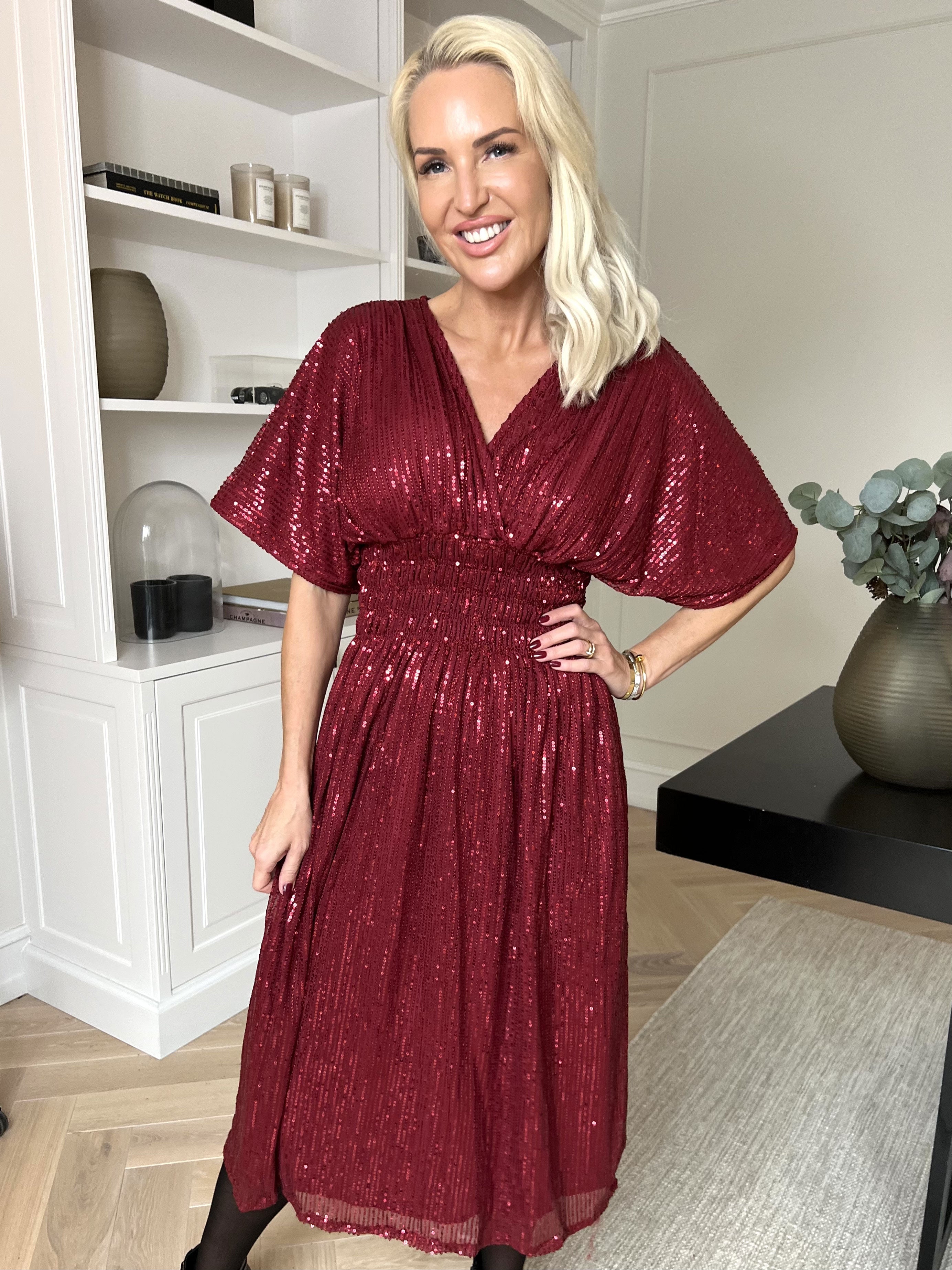 Pams Glitter Midi - Smuk kjole med pailletter og smock i livet