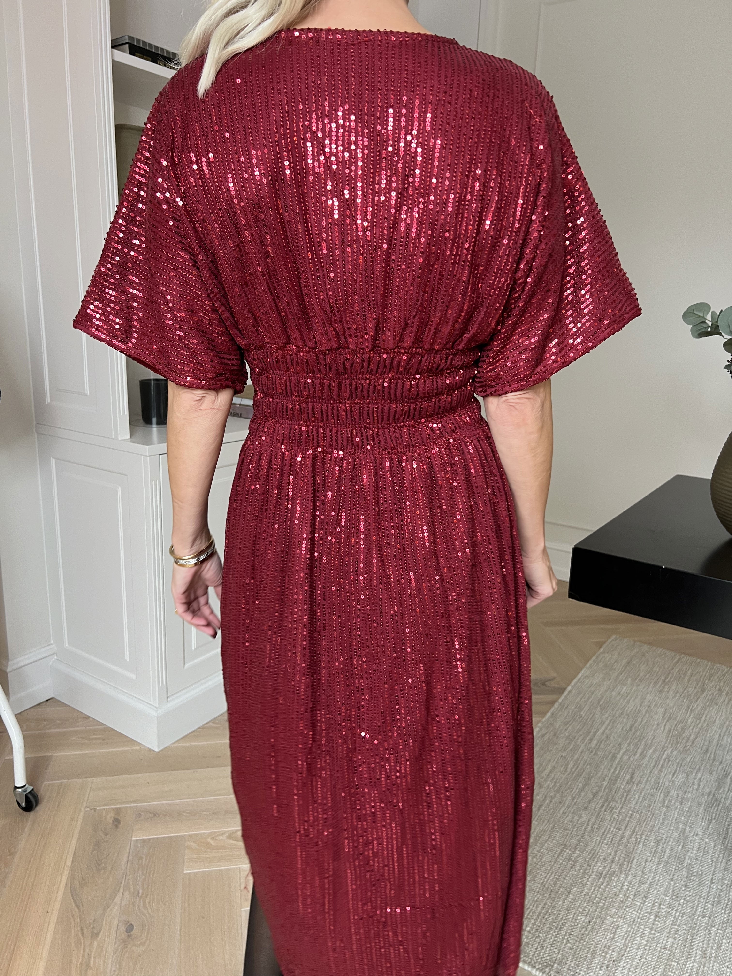 Pams Glitter Midi - Smuk kjole med pailletter og smock i livet