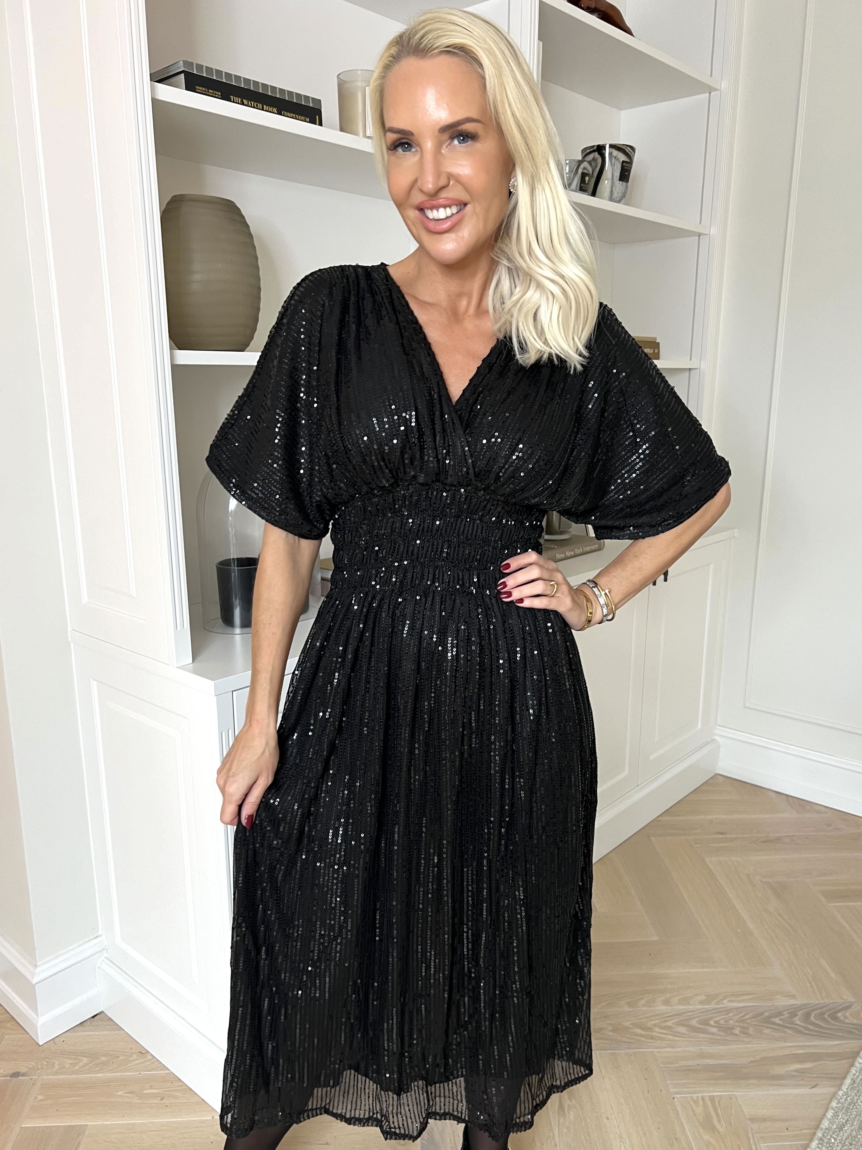 Pams Glitter Midi - Smuk kjole med pailletter og smock i livet