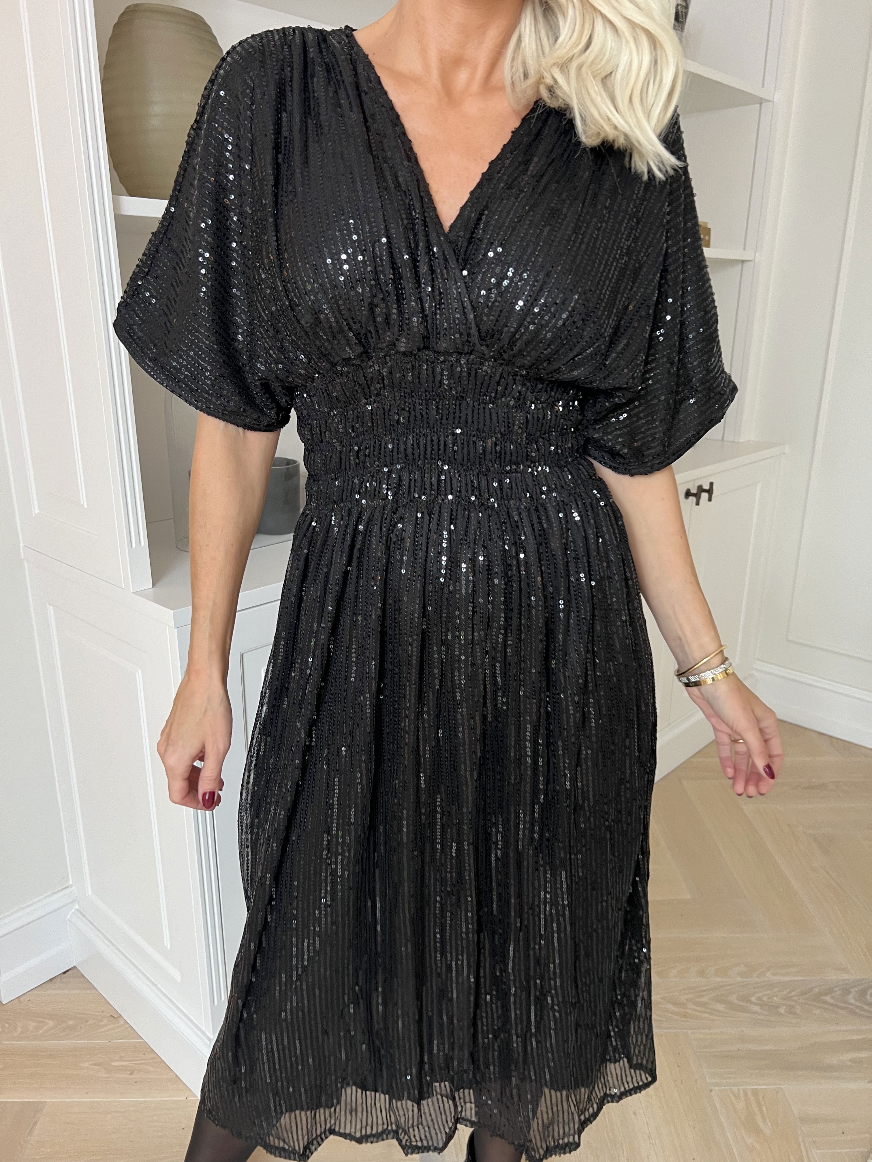 Pams Glitter Midi - Smuk kjole med pailletter og smock i livet