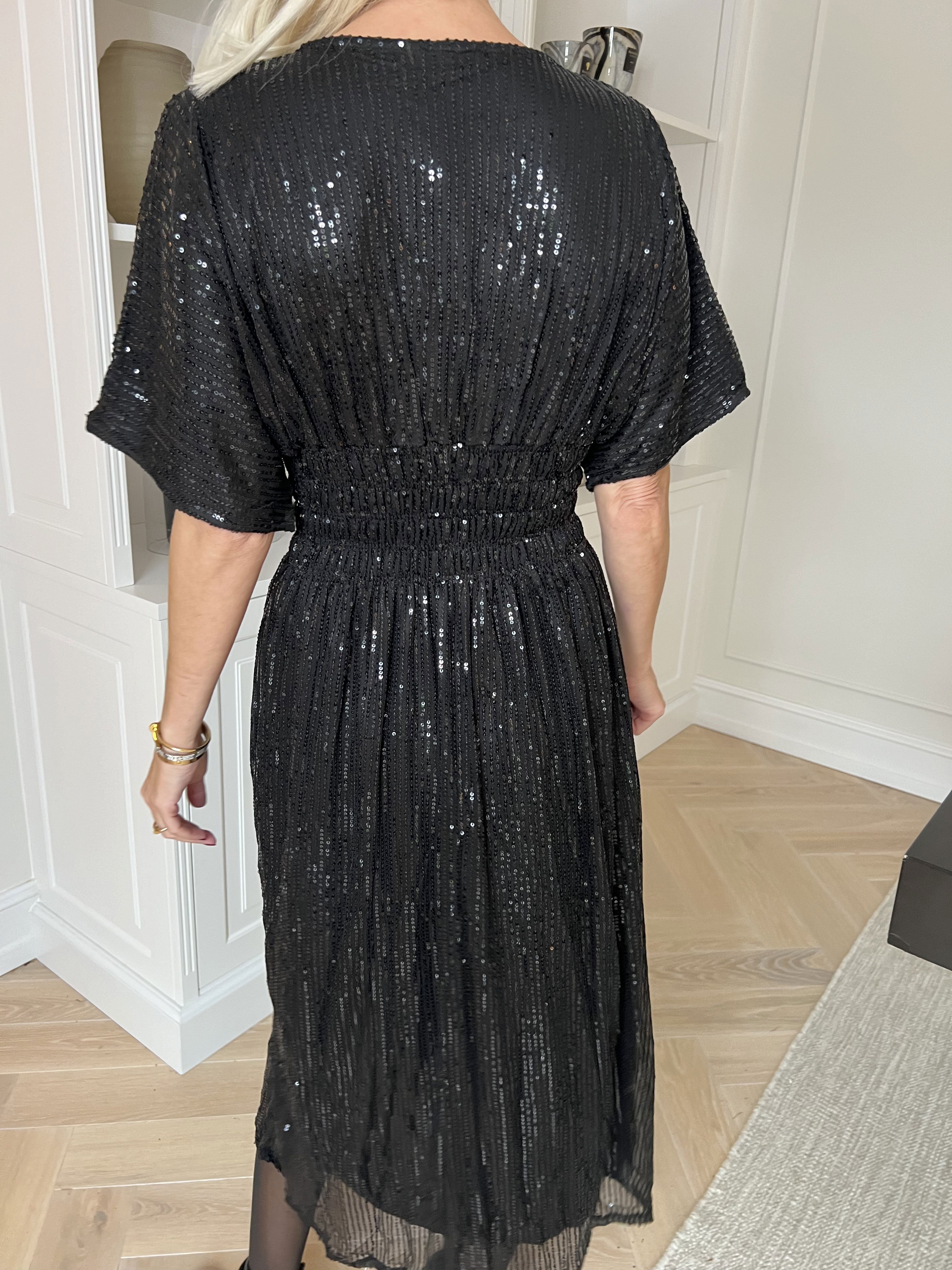 Pams Glitter Midi - Smuk kjole med pailletter og smock i livet