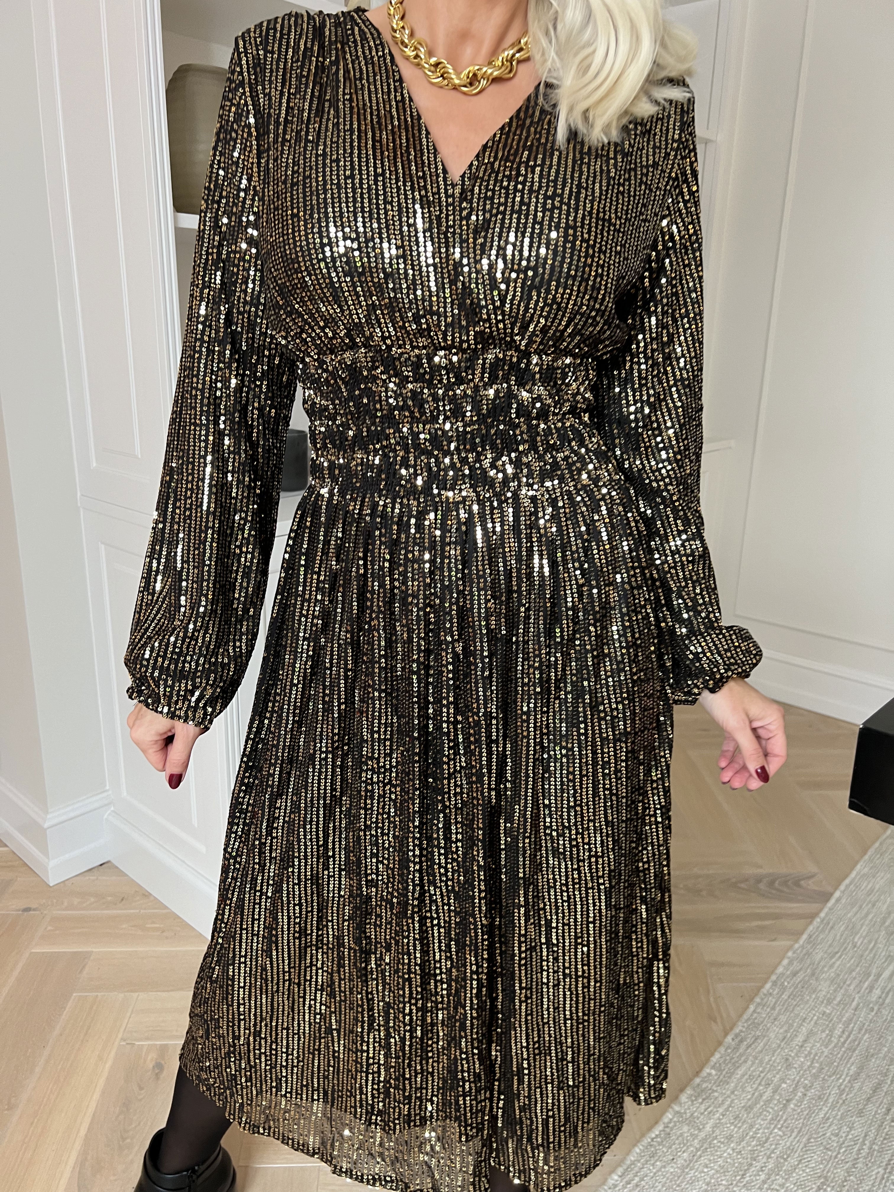 Pams Glitter Midi L/S - Smuk kjole med smock og pailletter