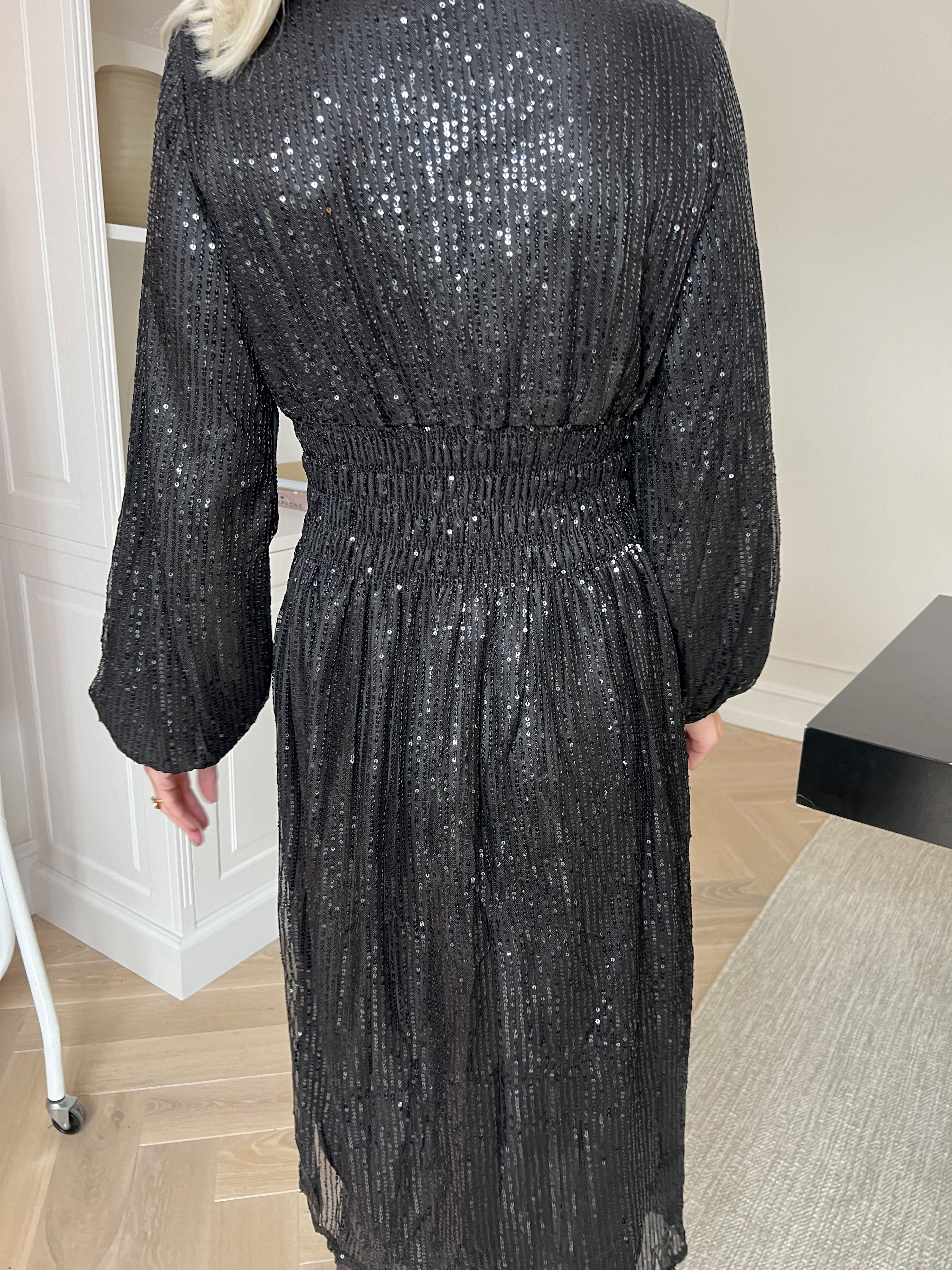 Pams Glitter Midi L/S - Smuk kjole med smock og pailletter