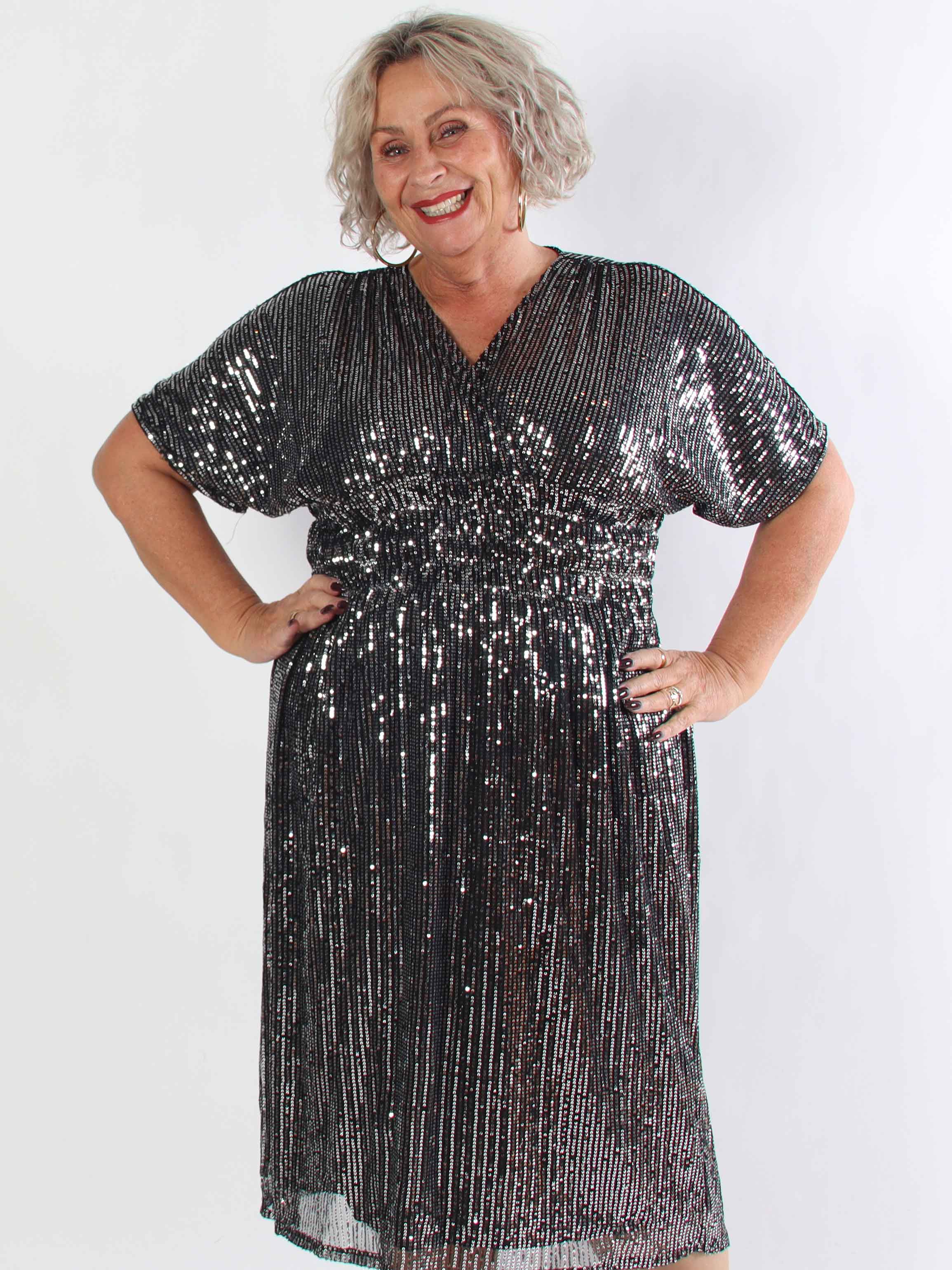 Pams Glitter Midi - Smuk plus size kjole med pailletter og smock i livet