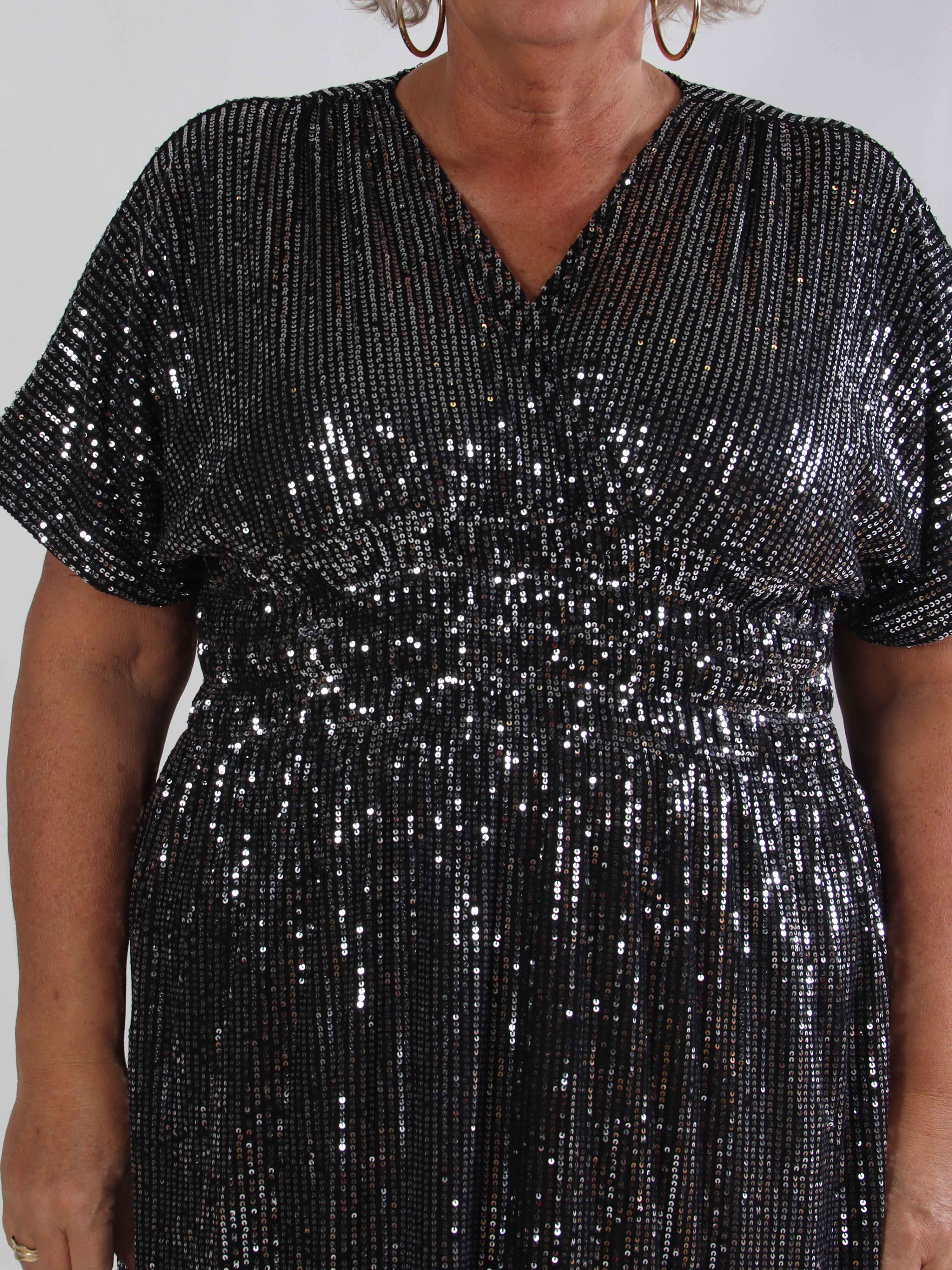 Pams Glitter Midi - Smuk plus size kjole med pailletter og smock i livet