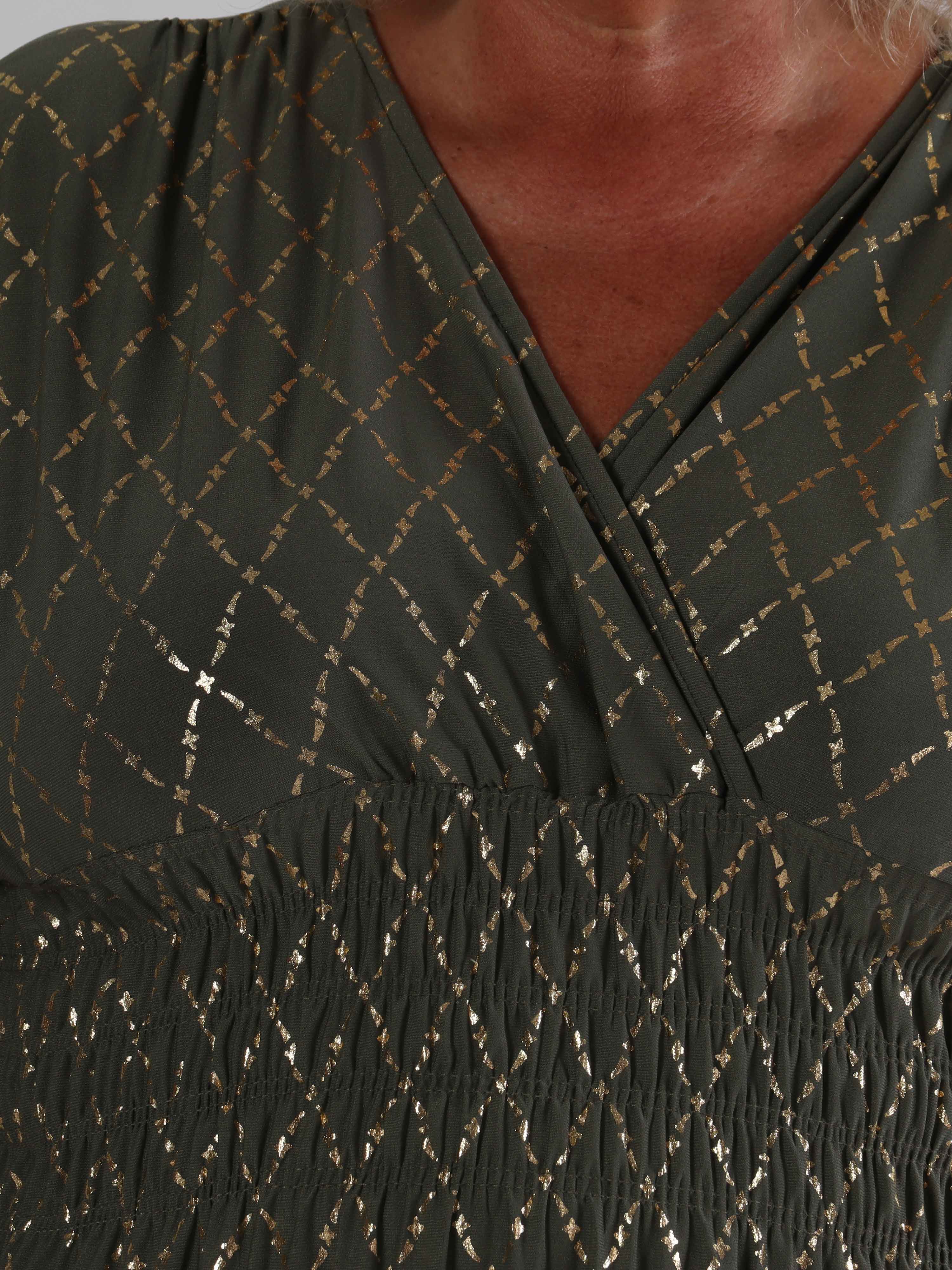 Pams Gold Check - Lang elastisk plus size kjole med guld detaljer