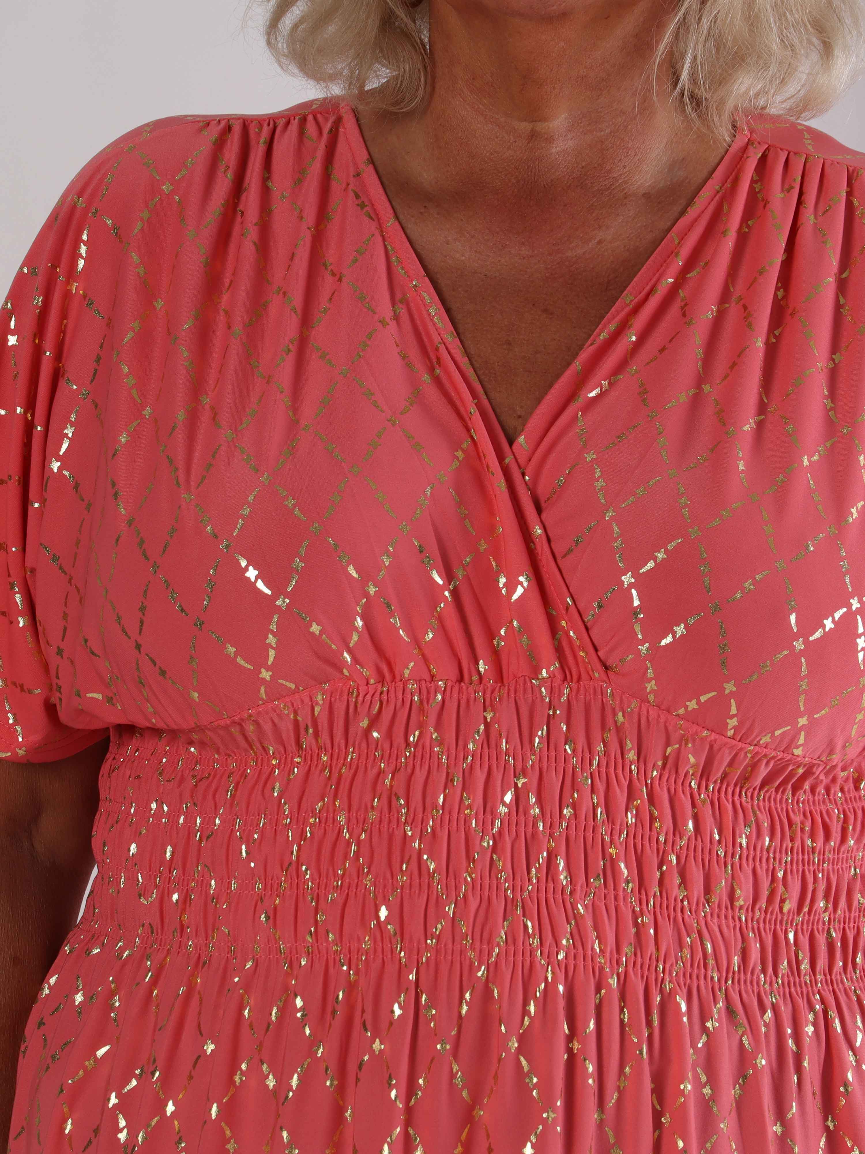 Pams Gold Check - Lang elastisk plus size kjole med guld detaljer