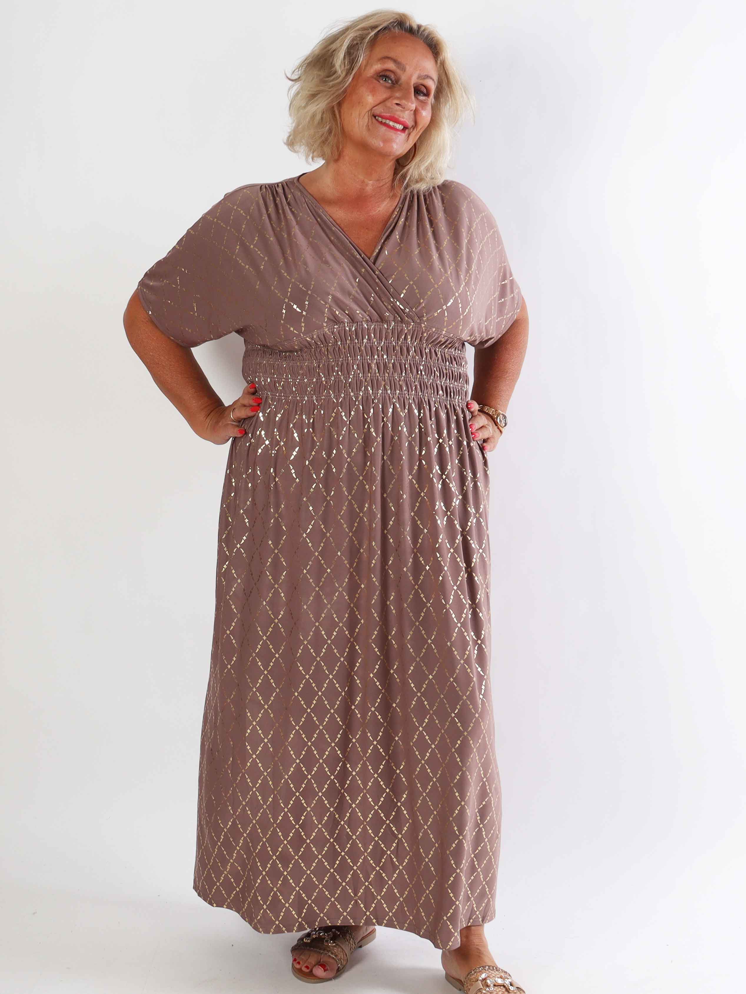 Pams Gold Check - Lang elastisk plus size kjole med guld detaljer