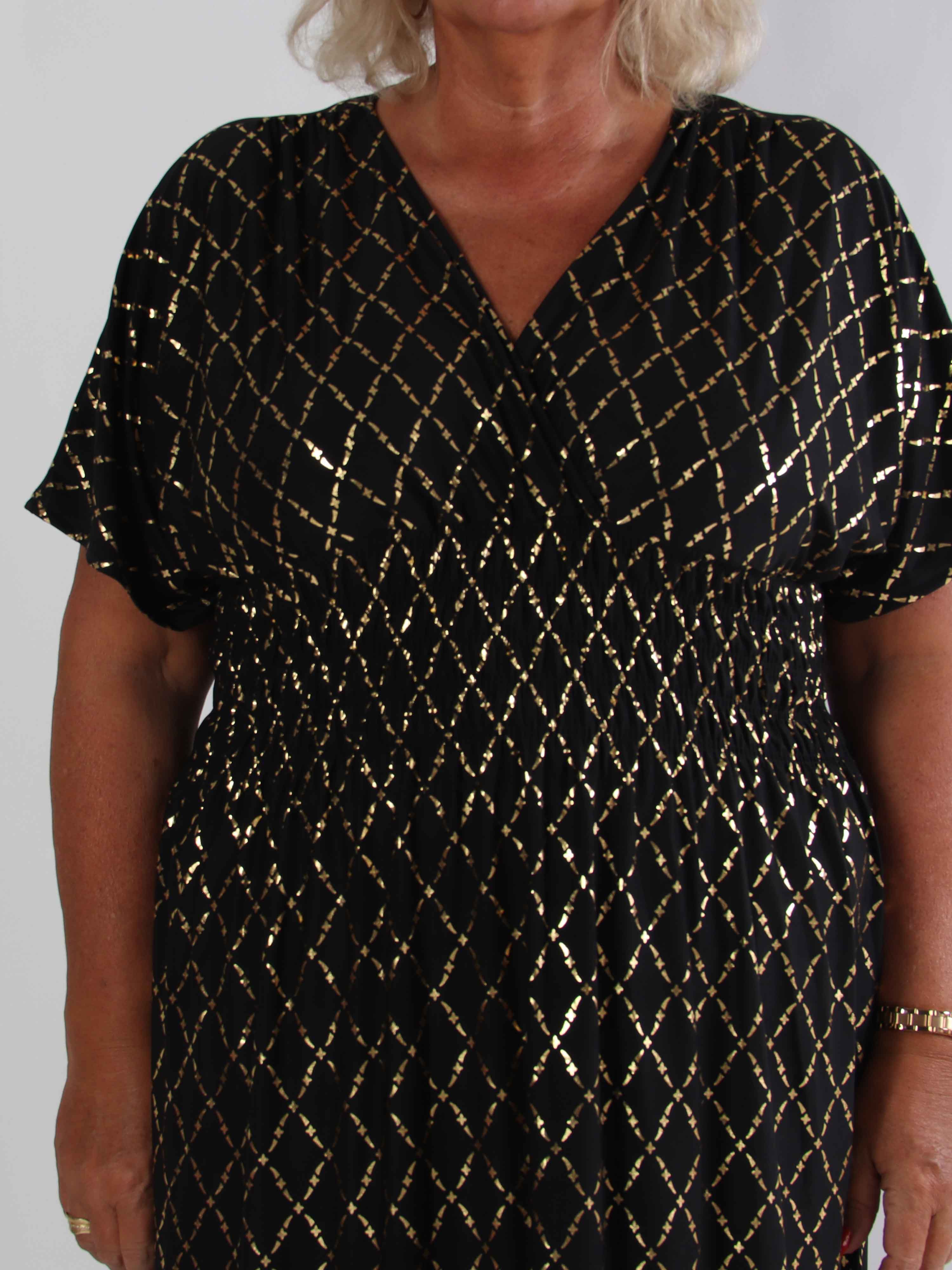 Pams Gold Check - Lang elastisk plus size kjole med guld detaljer