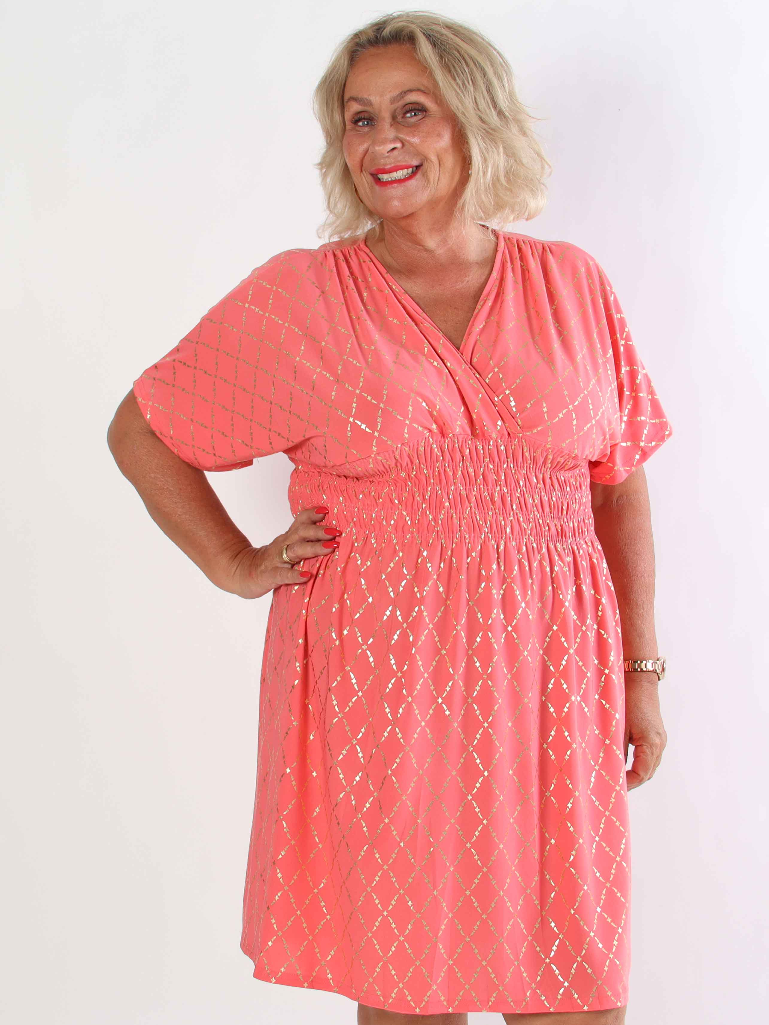 Pams Gold Check Short - Kort elastisk plus size kjole med guld detaljer