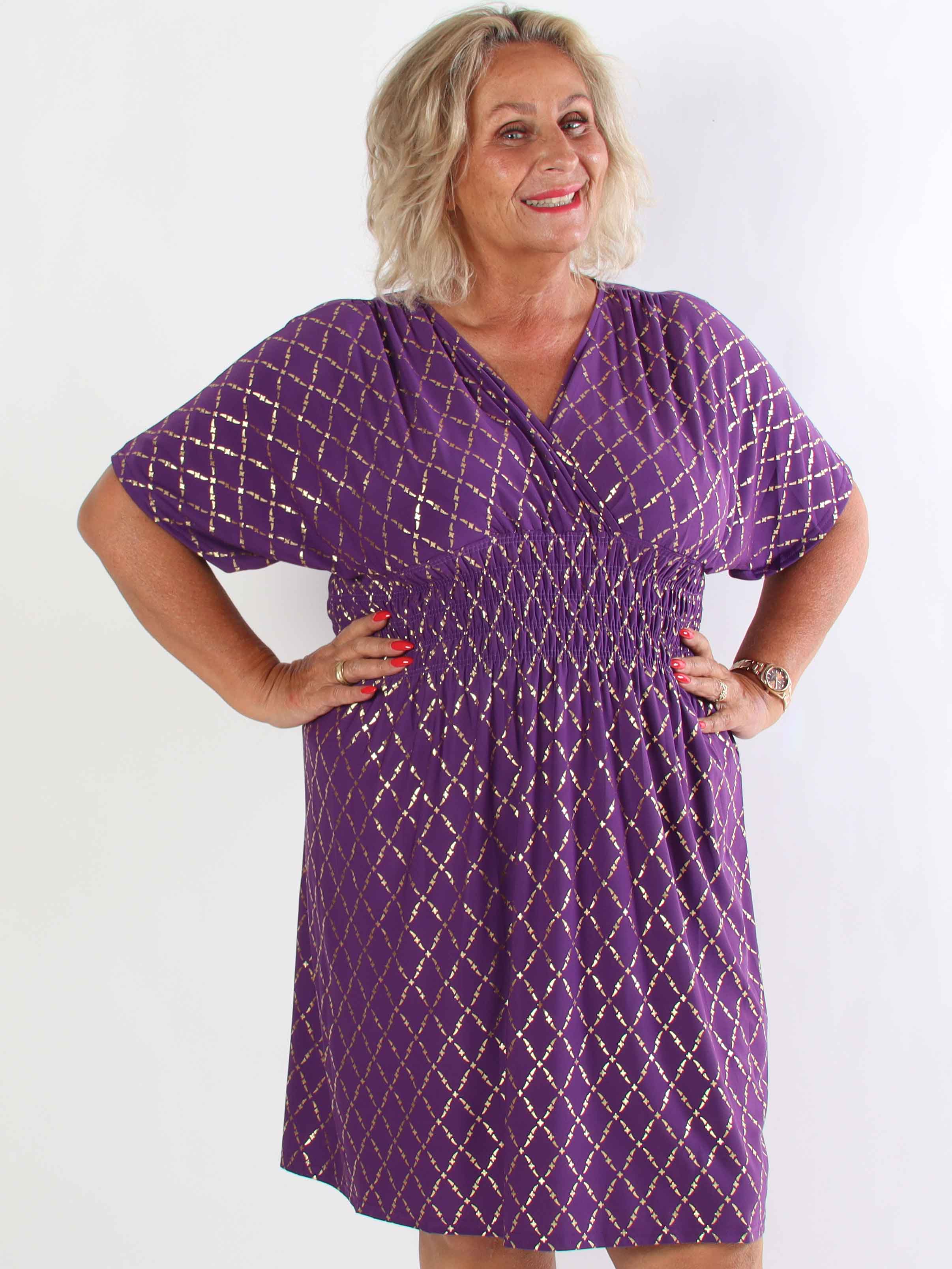 Pams Gold Check Short - Kort elastisk plus size kjole med guld detaljer