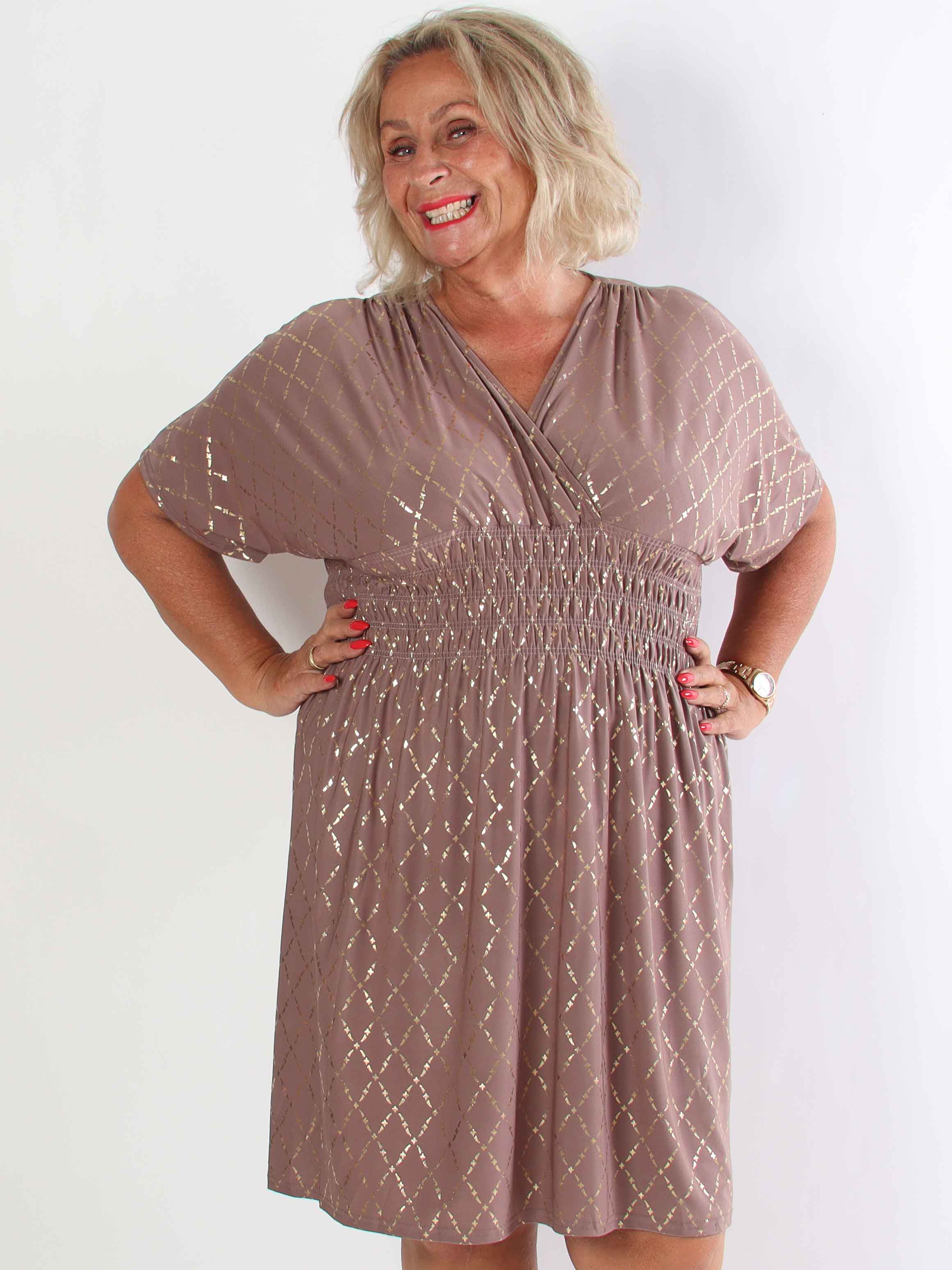 Pams Gold Check Short - Kort elastisk plus size kjole med guld detaljer