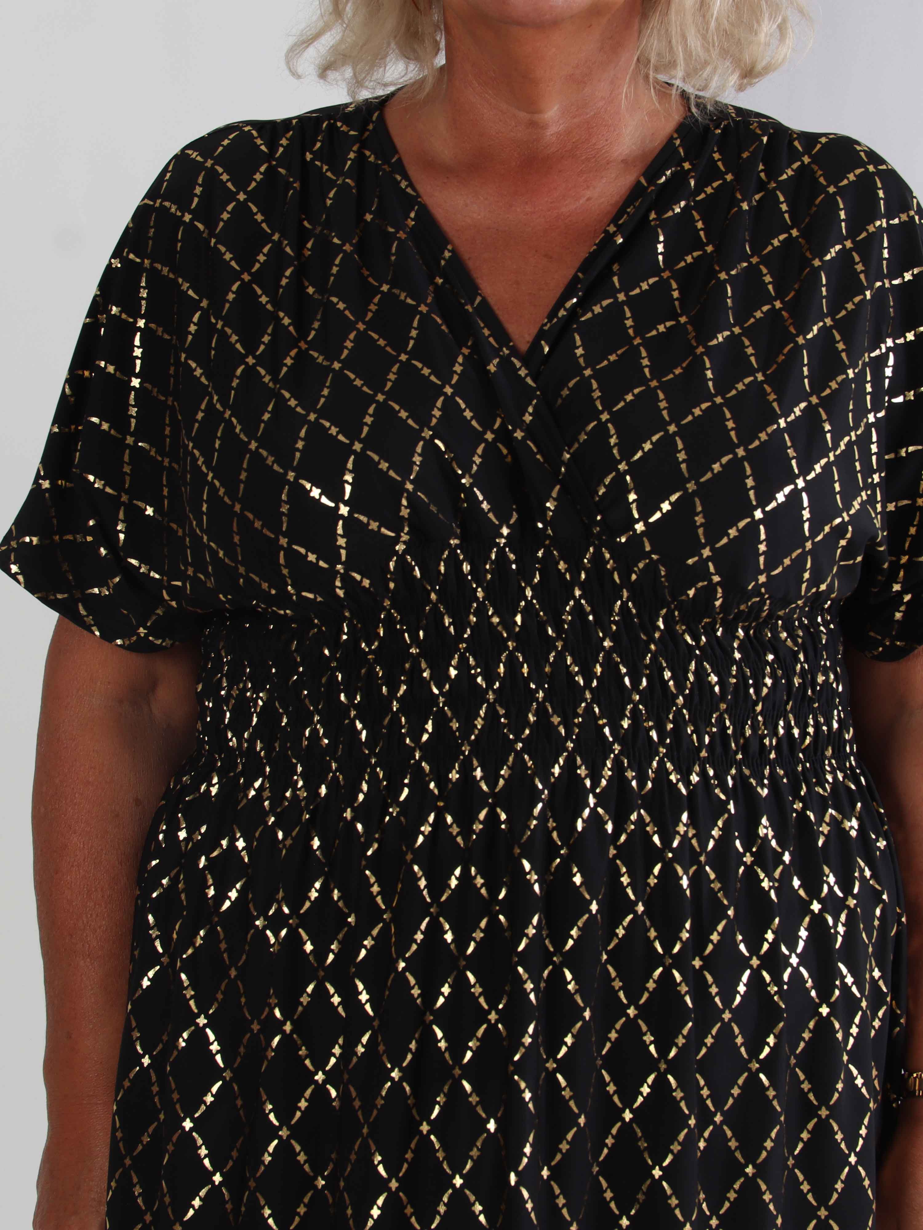 Pams Gold Check Short - Kort elastisk plus size kjole med guld detaljer