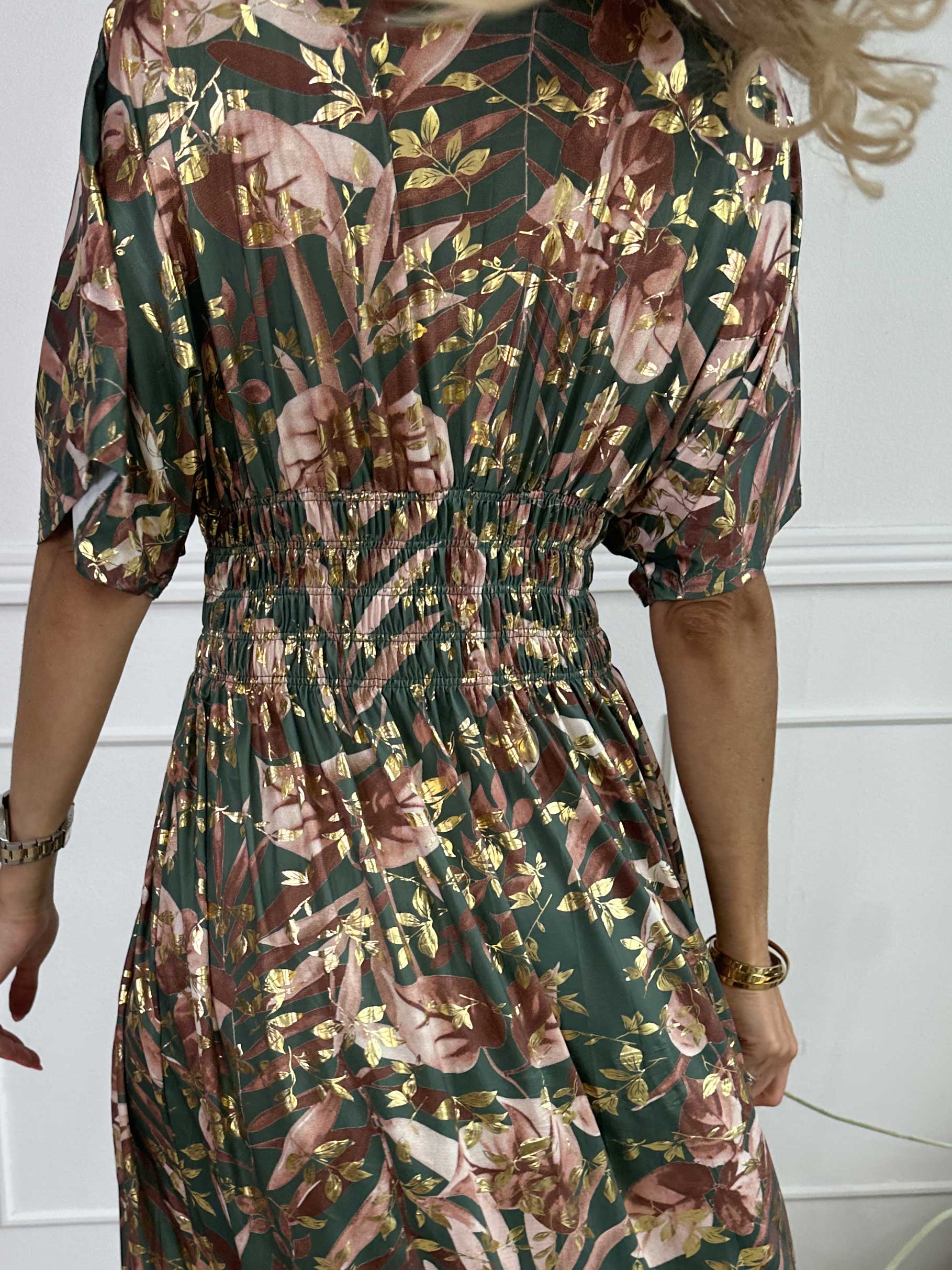 Pams Gold Leaf - Lang elastisk kjole med blomsterprint og guld detaljer