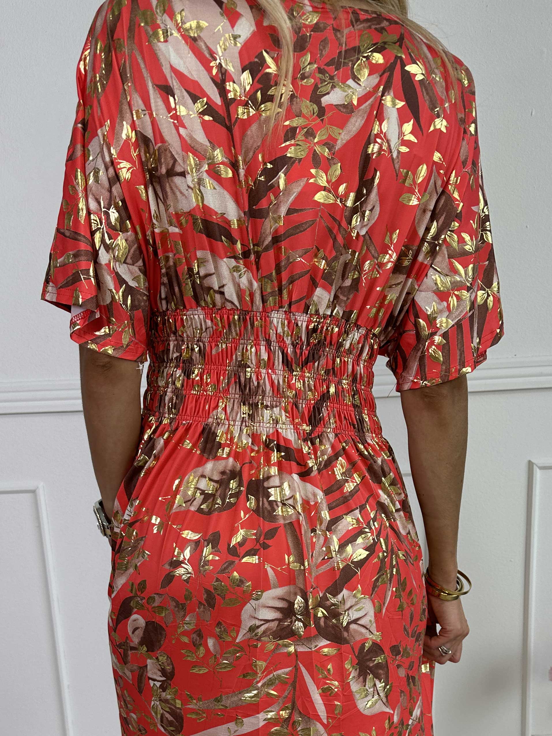 Pams Gold Leaf - Lang elastisk kjole med blomsterprint og guld detaljer