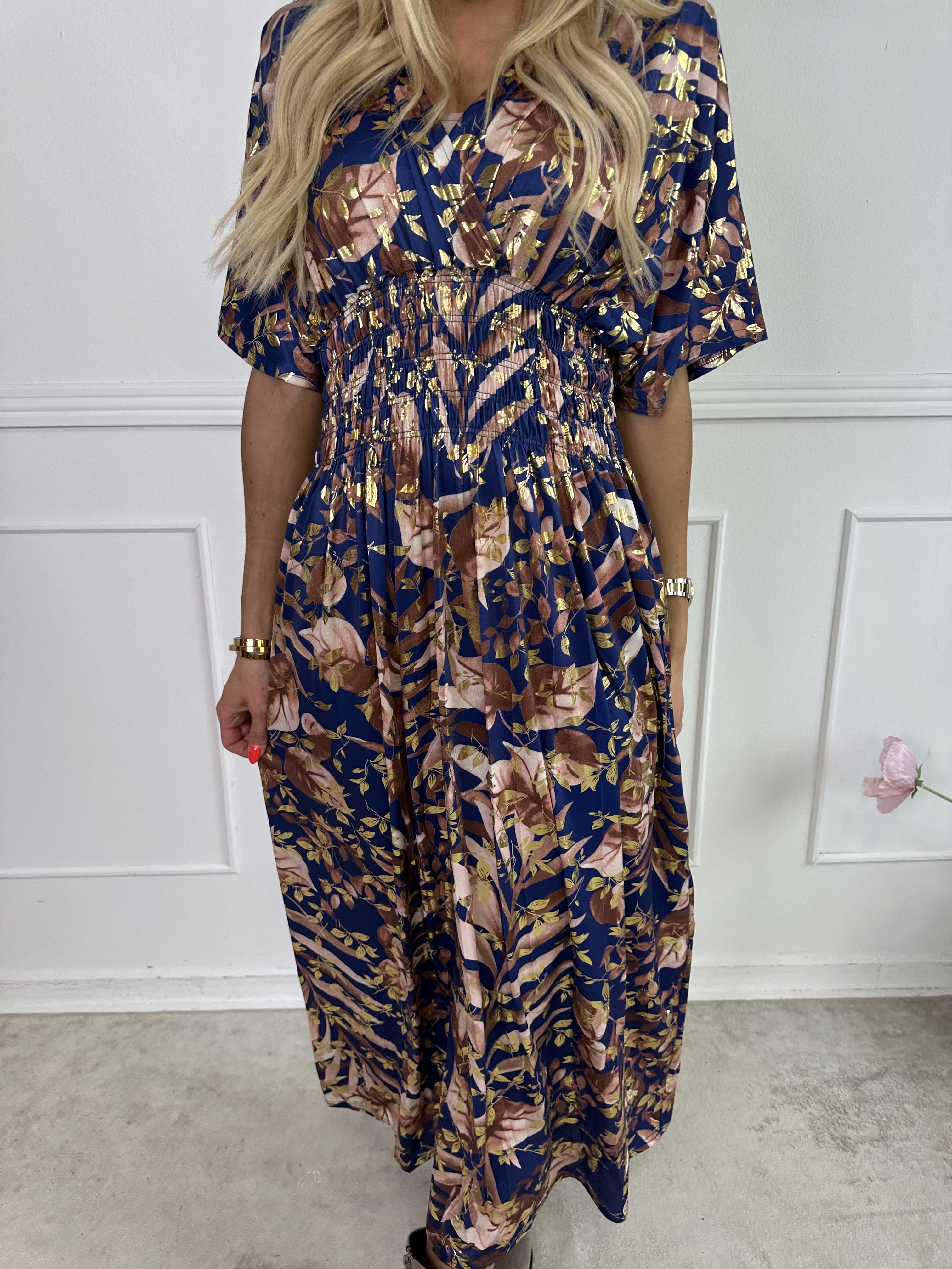 Pams Gold Leaf - Lang elastisk kjole med blomsterprint og guld detaljer