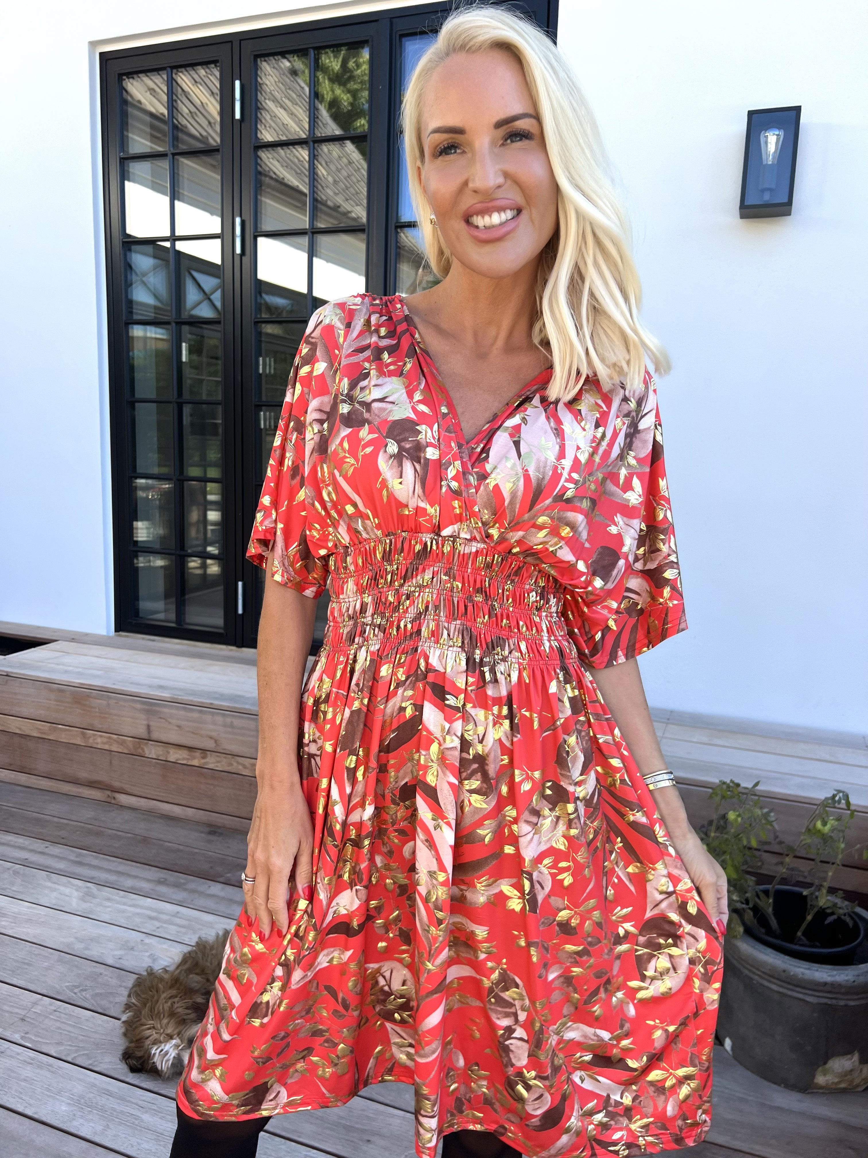 Pams Gold Leaf Short - Elastisk kjole med blomsterprint og guld detaljer