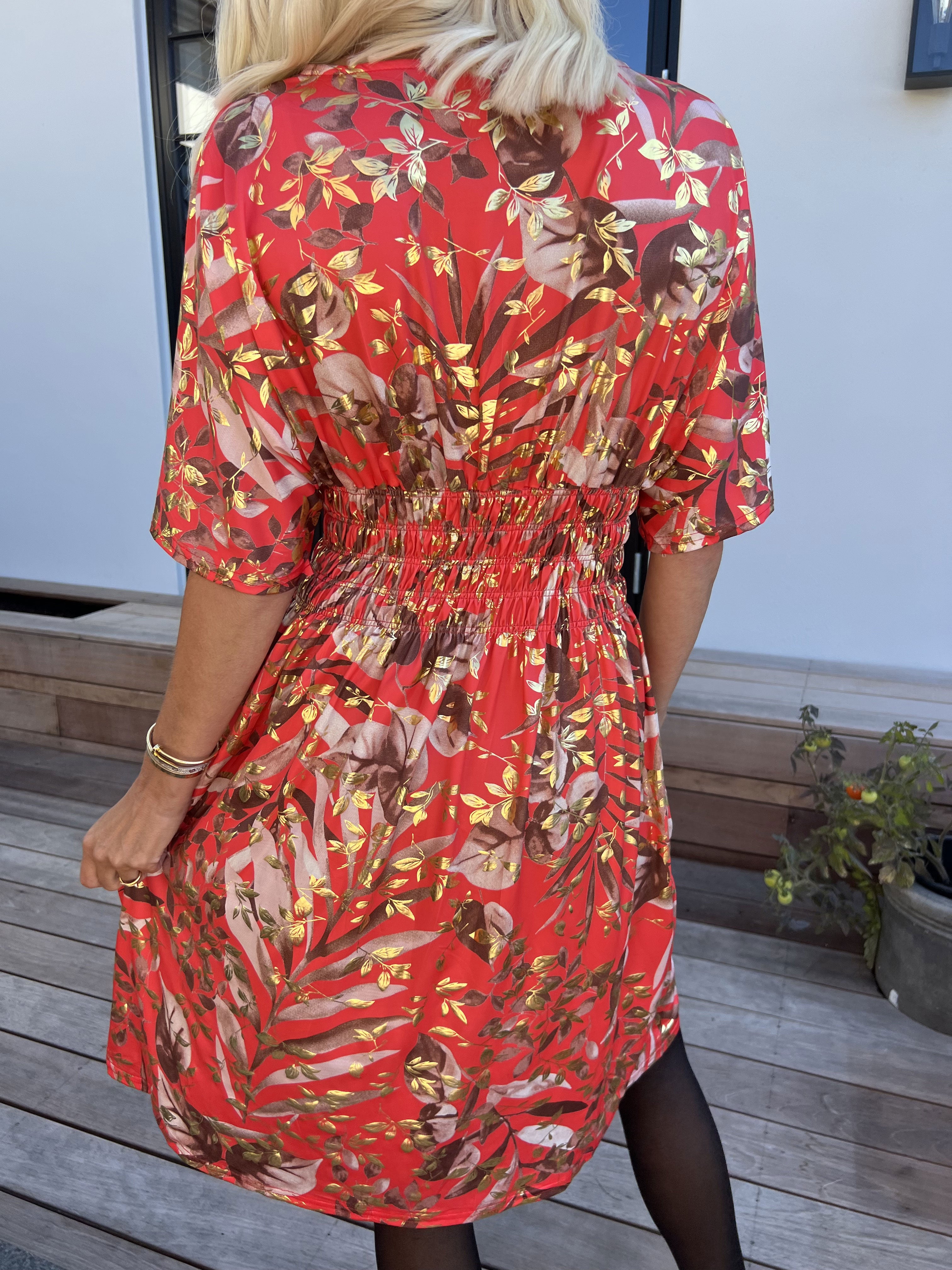 Pams Gold Leaf Short - Elastisk kjole med blomsterprint og guld detaljer