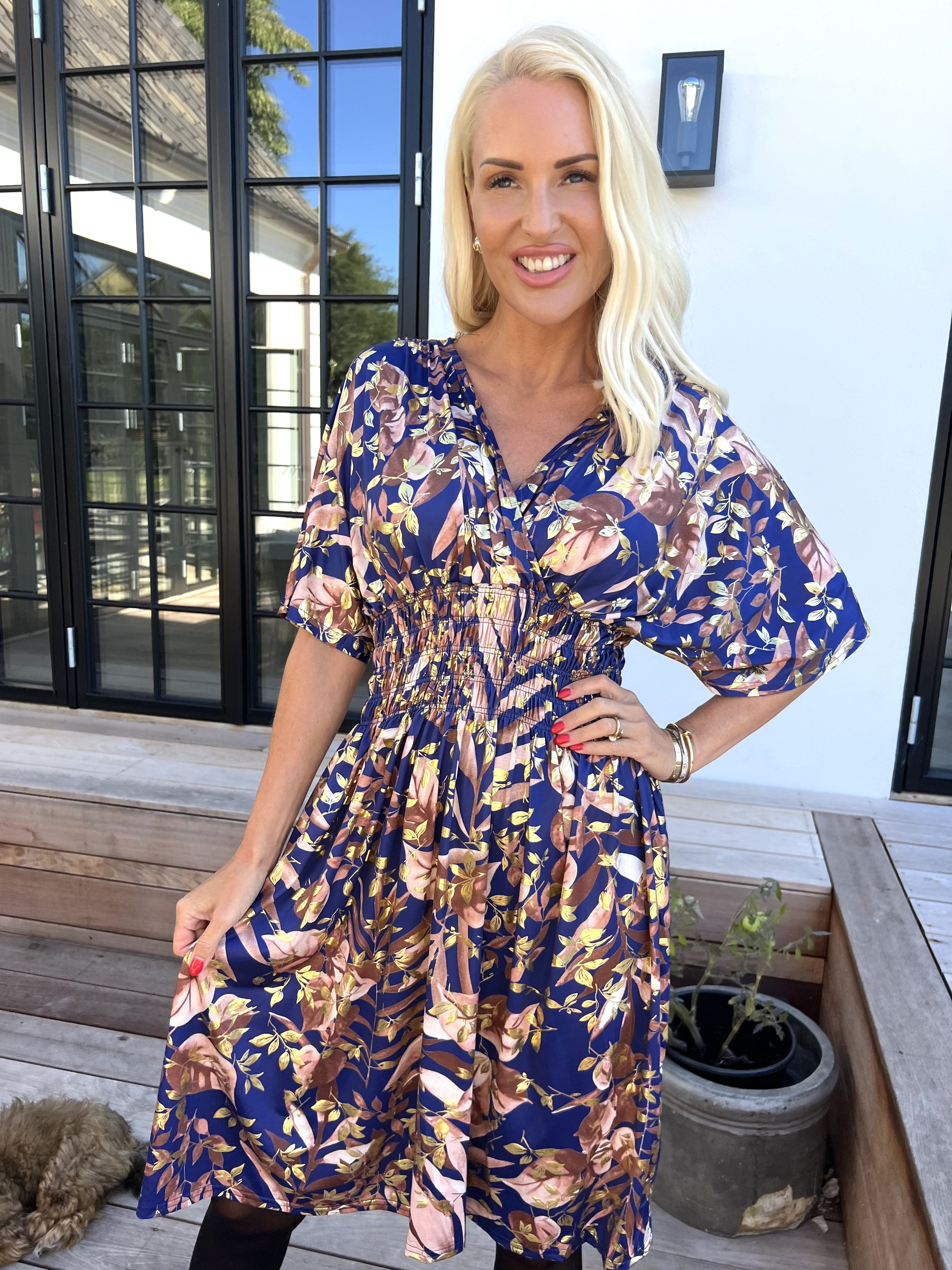 Pams Gold Leaf Short - Elastisk kjole med blomsterprint og guld detaljer