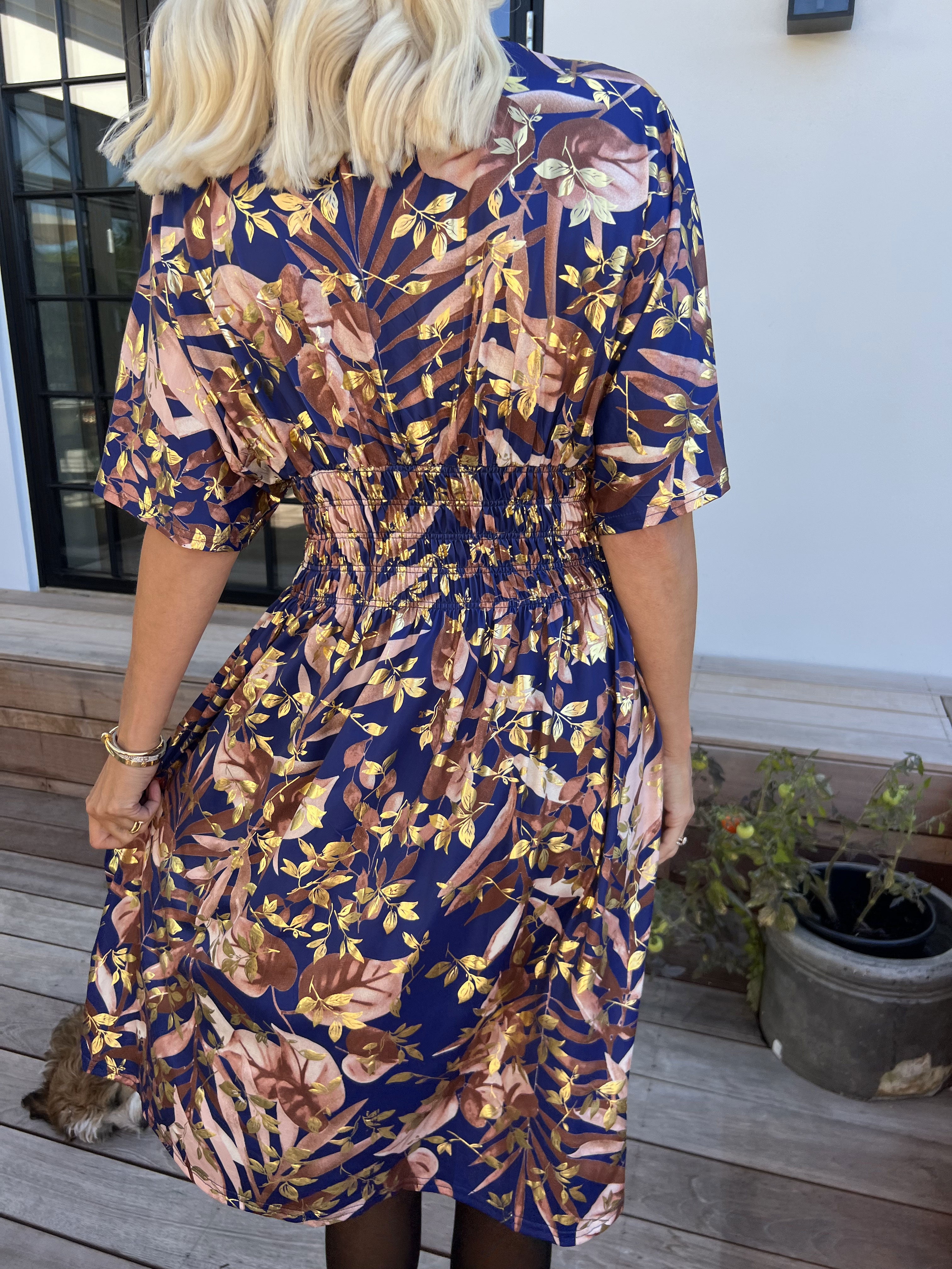 Pams Gold Leaf Short - Elastisk kjole med blomsterprint og guld detaljer