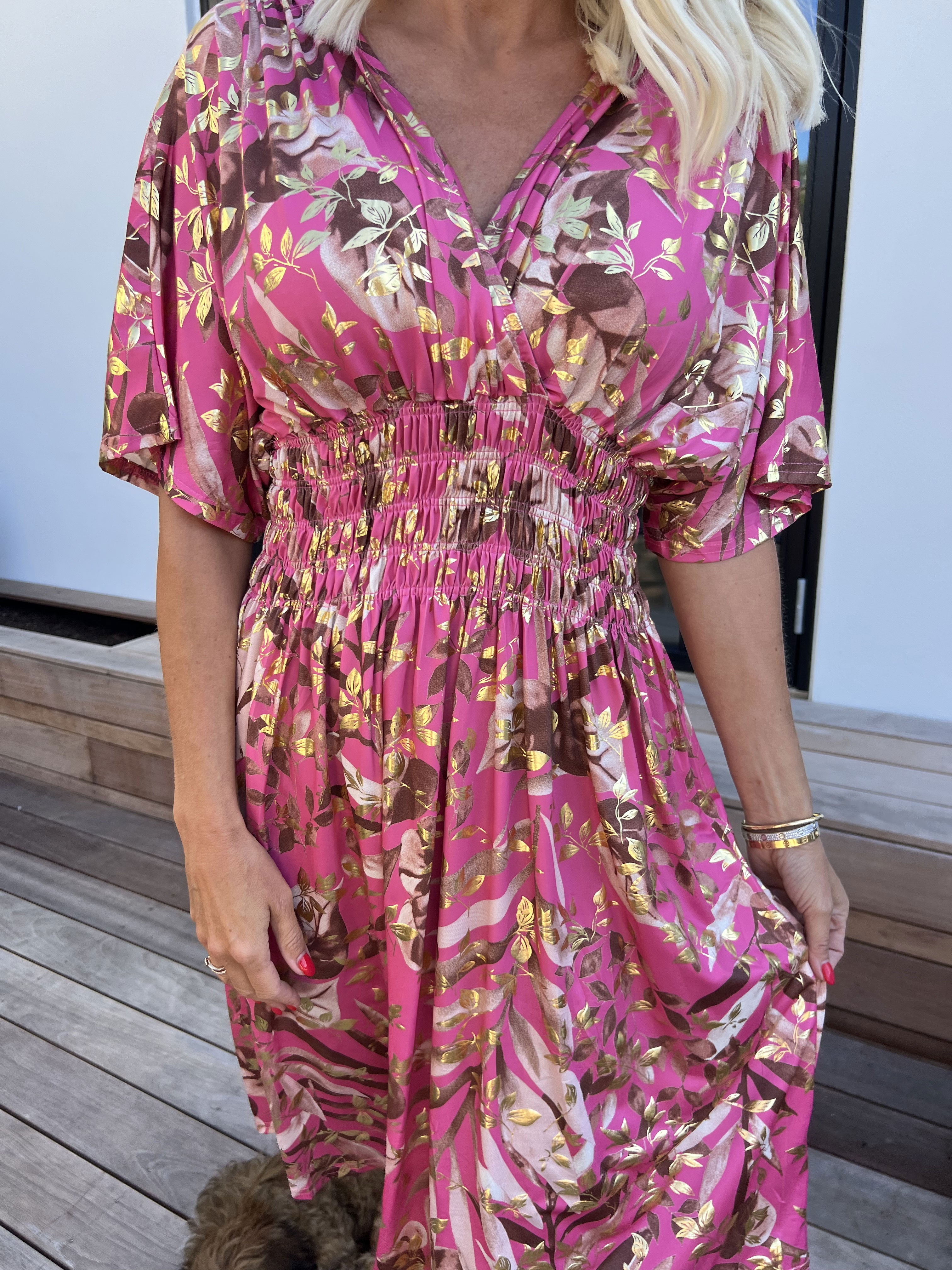 Pams Gold Leaf Short - Elastisk kjole med blomsterprint og guld detaljer