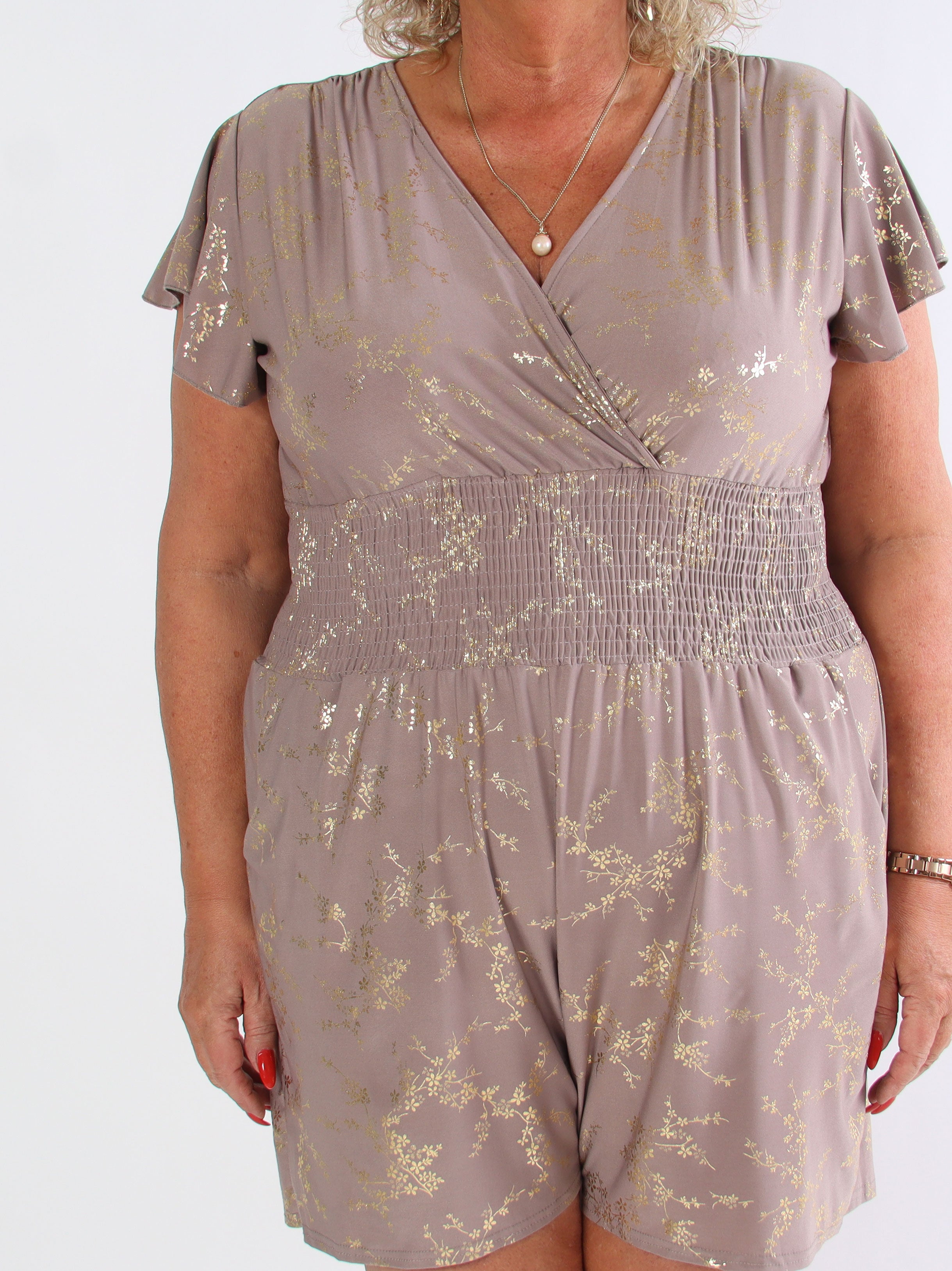 Pams Gold Playsuit - Elastisk plus size buksedragt med guld print