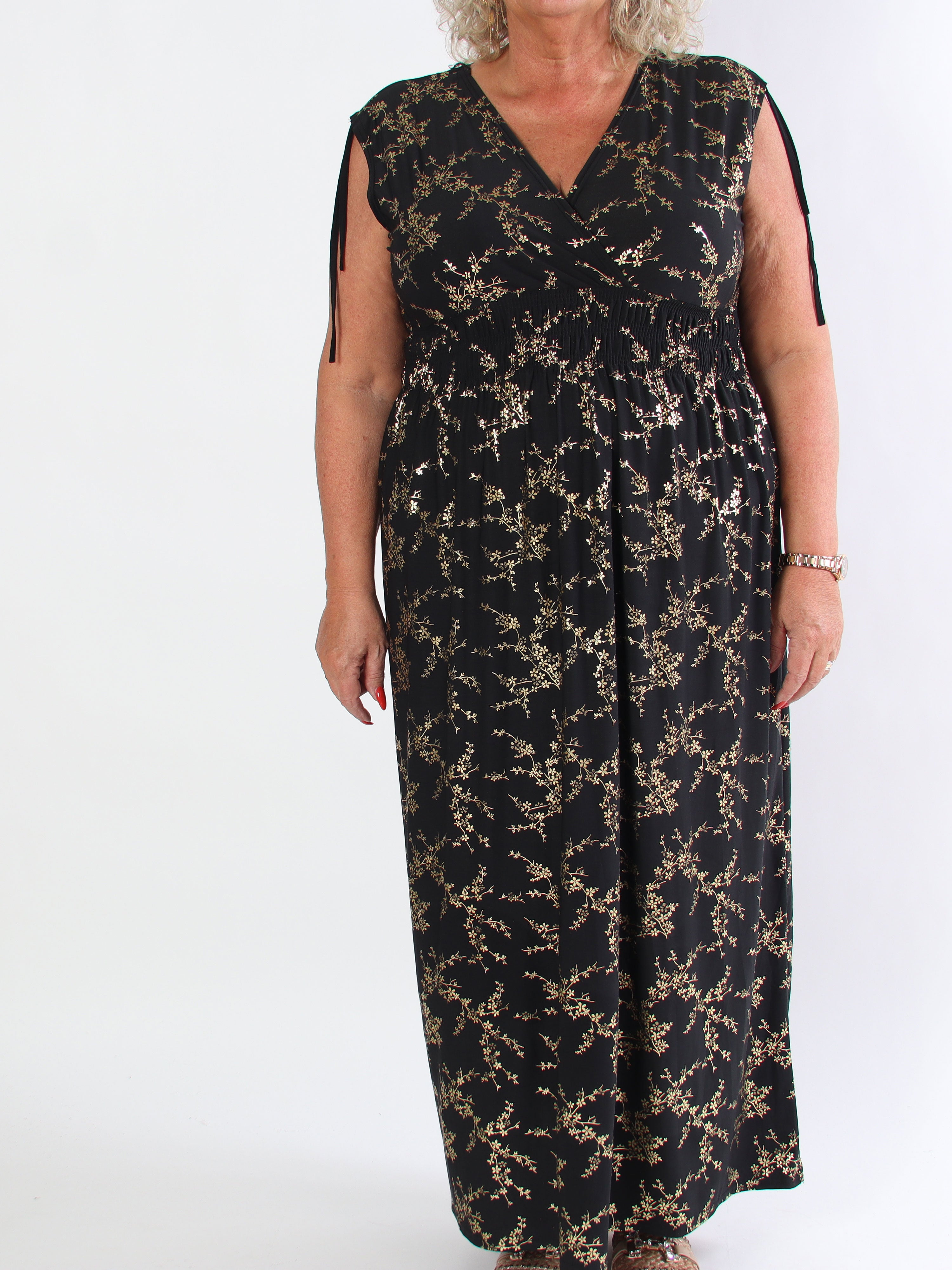Pams Gold Sleeveless - Lang elastisk plus size kjole med guld print