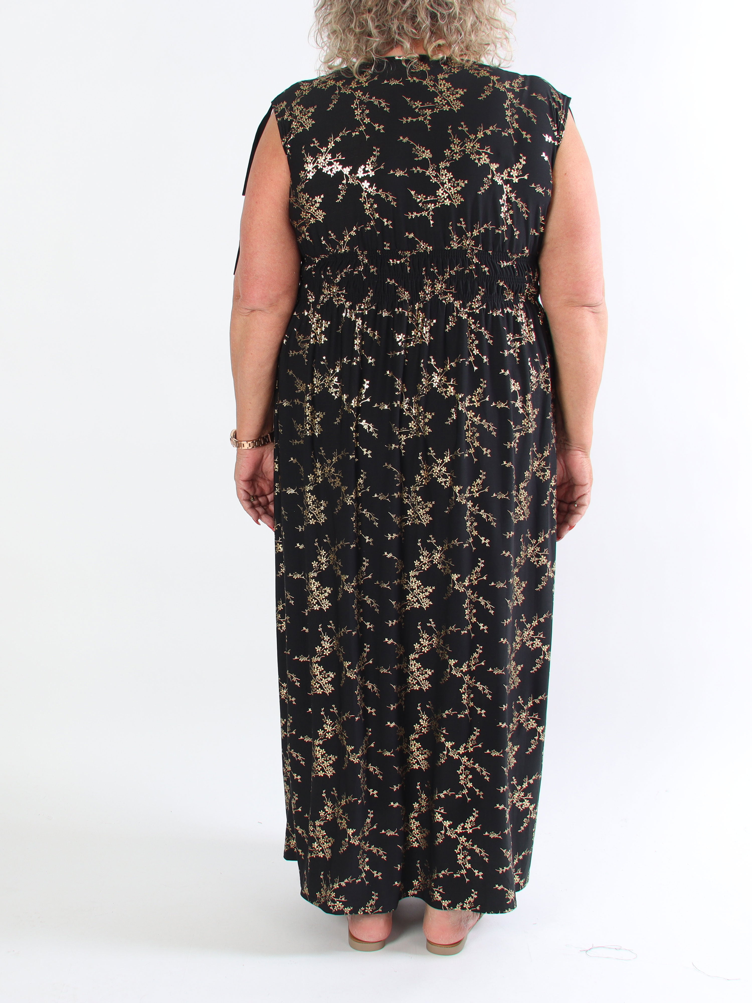 Pams Gold Sleeveless - Lang elastisk plus size kjole med guld print