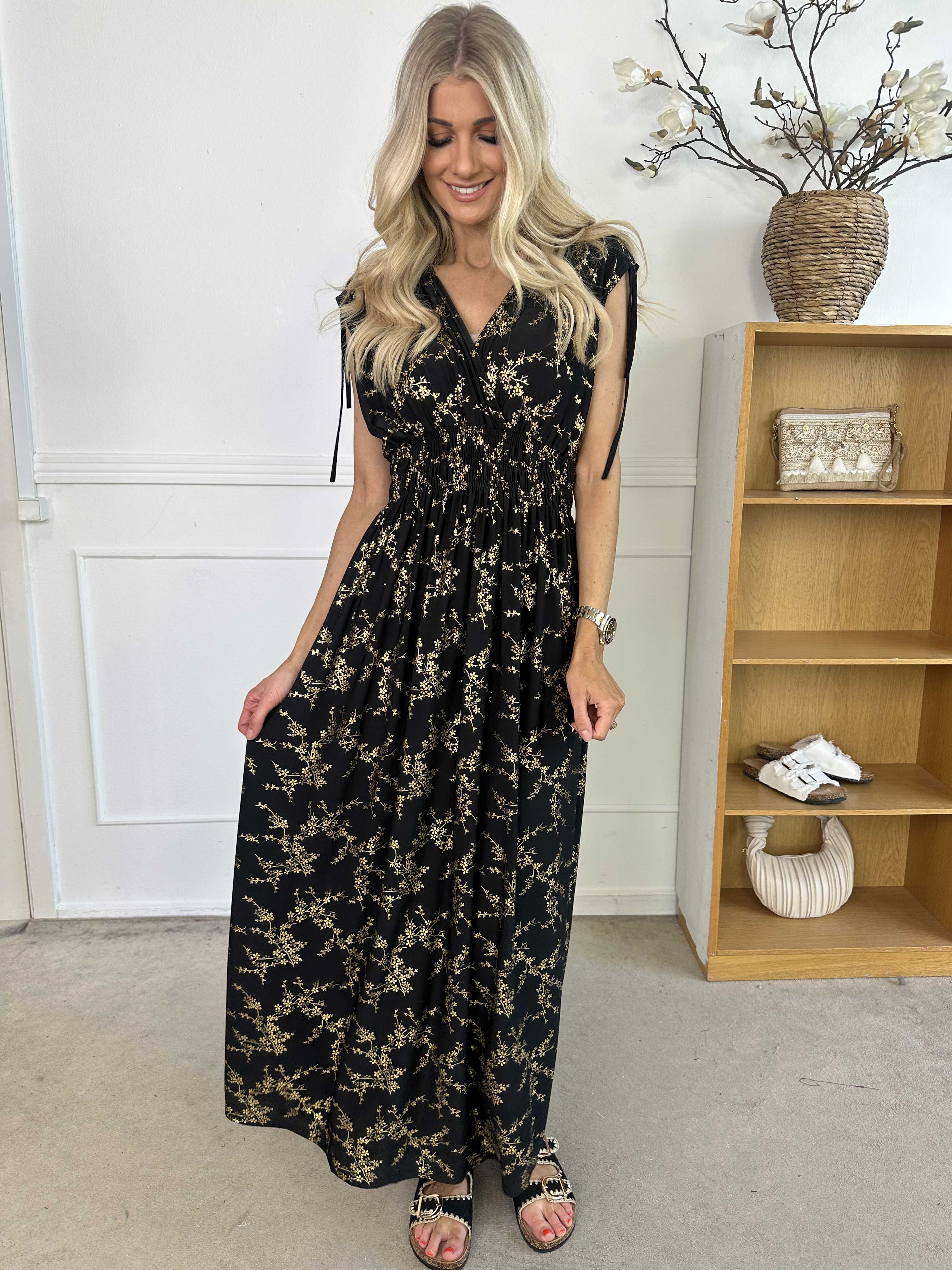 Pams Gold Sleeveless - Lang elastisk kjole med guld print