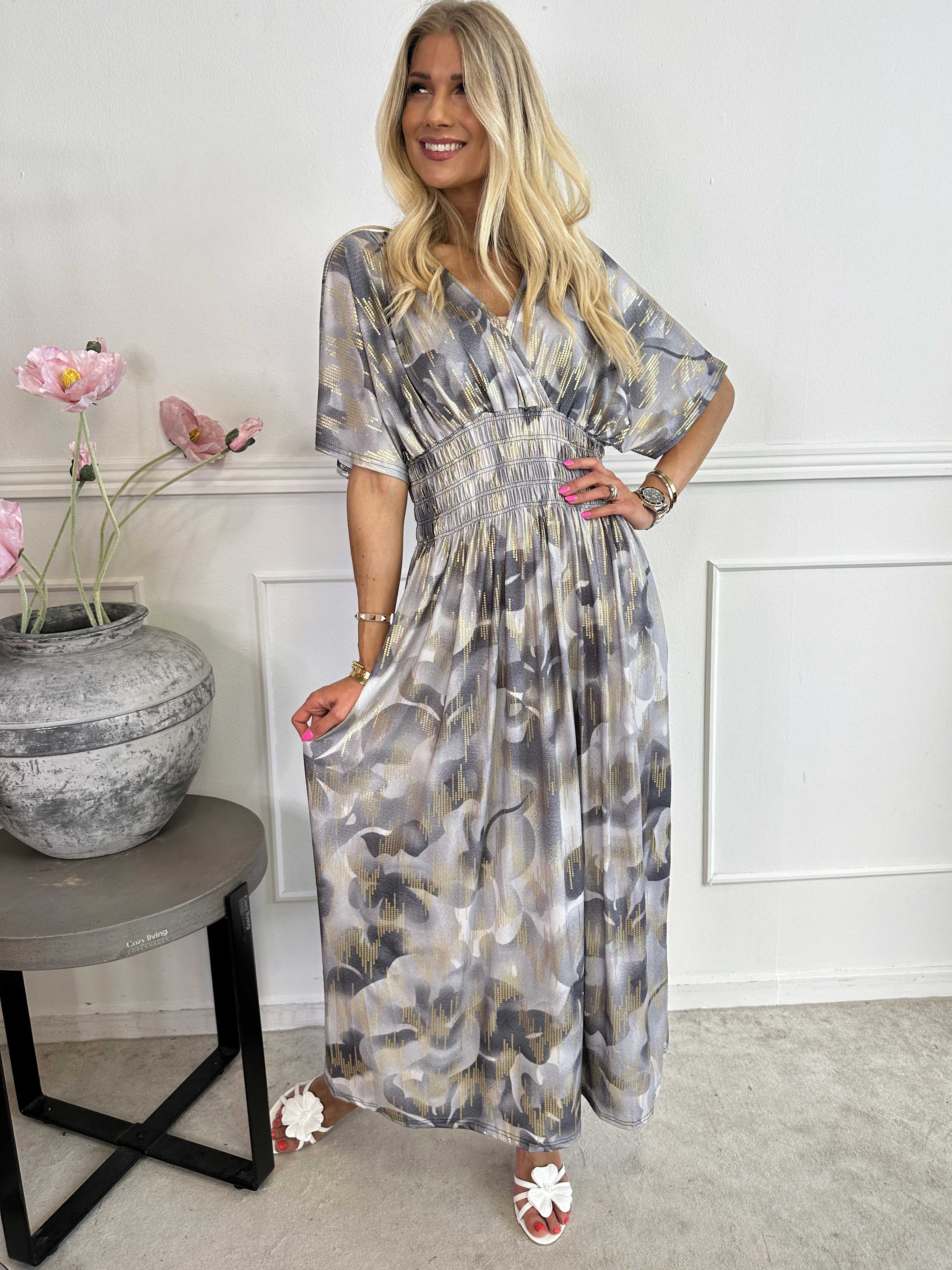 Pams Glamorous - Lang elastisk kjole med fine guld detaljer