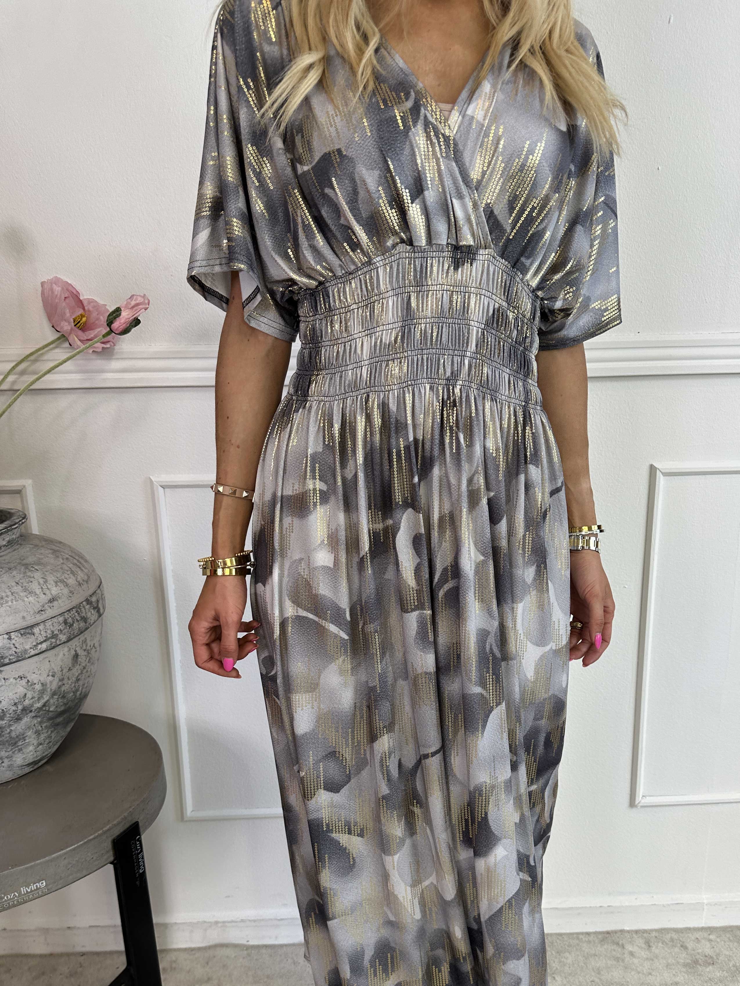 Pams Glamorous - Lang elastisk kjole med fine guld detaljer