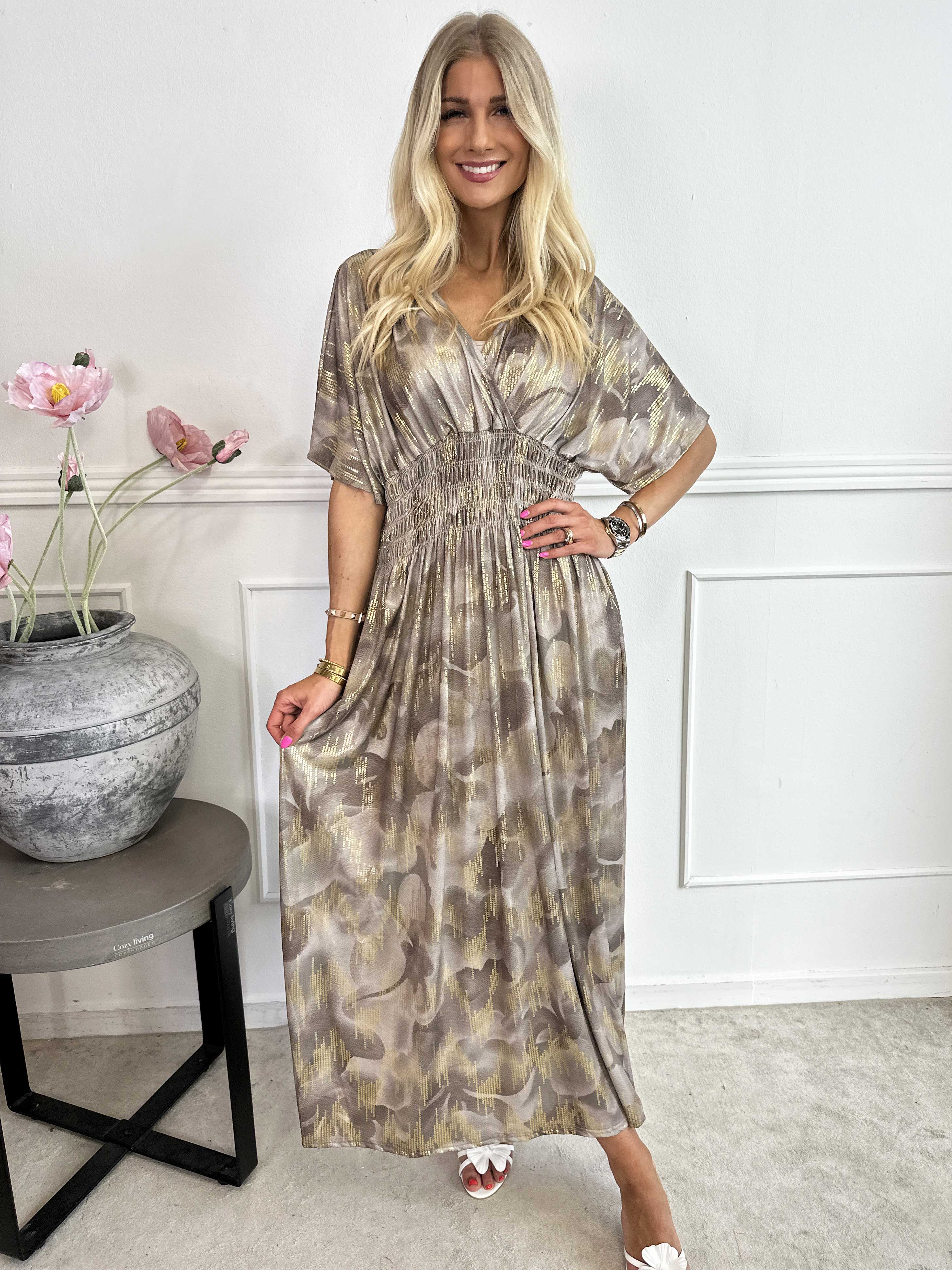 Pams Glamorous - Lang elastisk kjole med fine guld detaljer