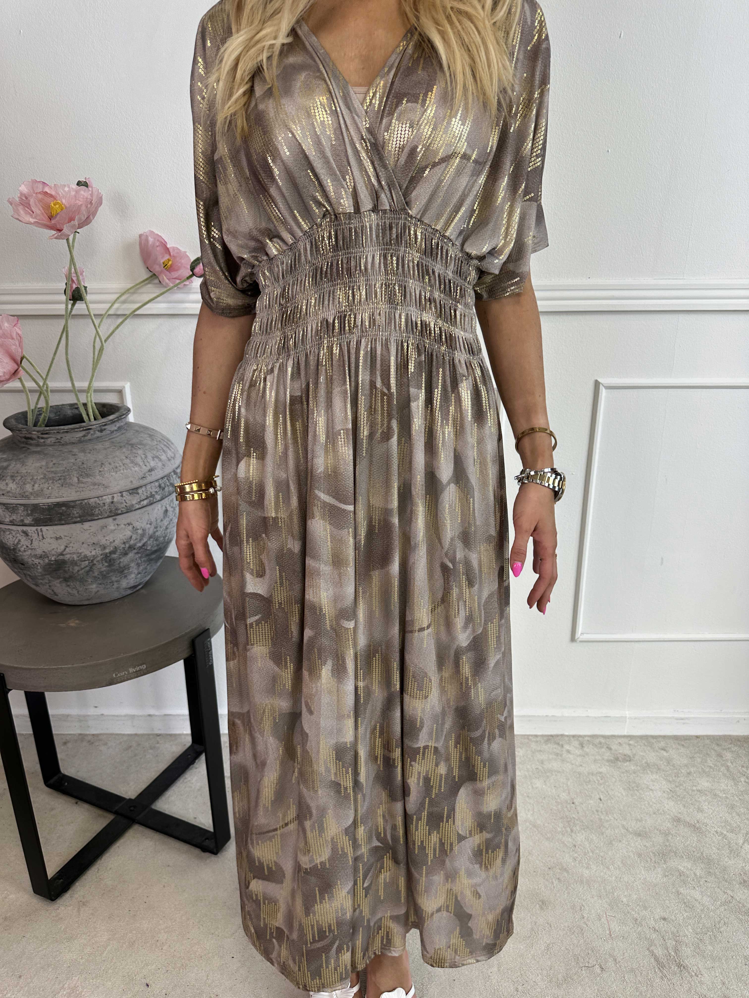 Pams Glamorous - Lang elastisk kjole med fine guld detaljer