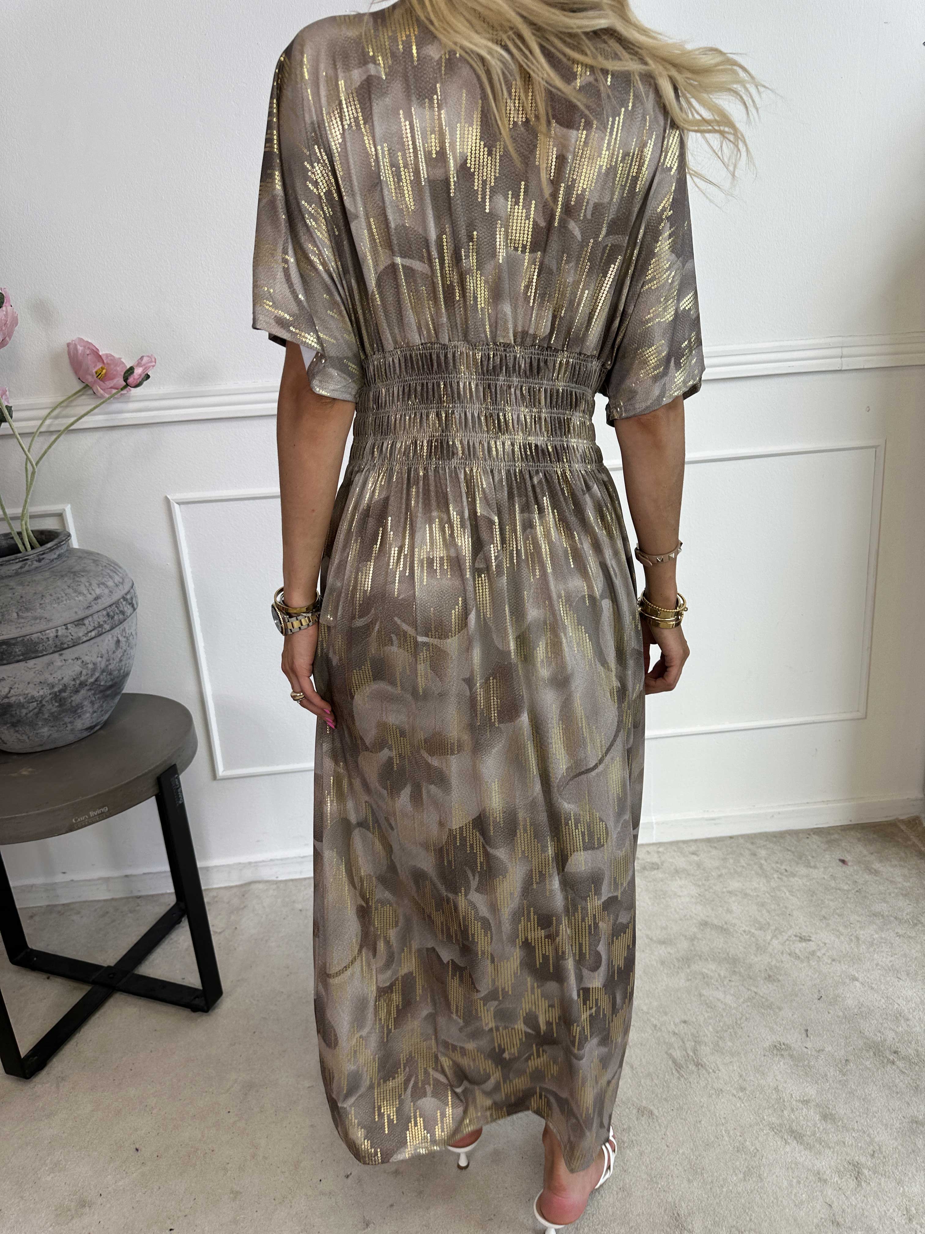 Pams Glamorous - Lang elastisk kjole med fine guld detaljer