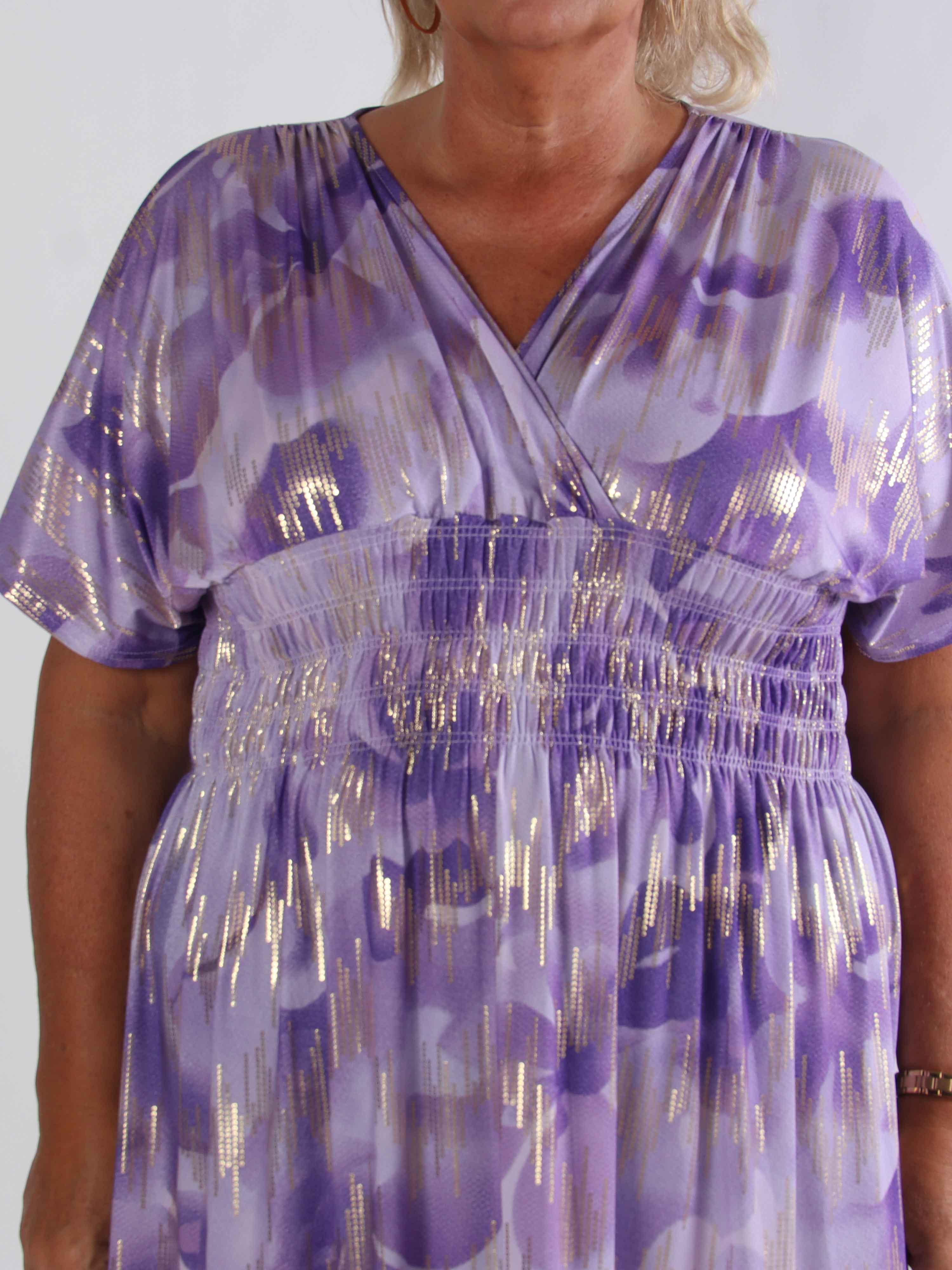 Pams Glamorous - Plus size elastisk kjole med fine guld detaljer