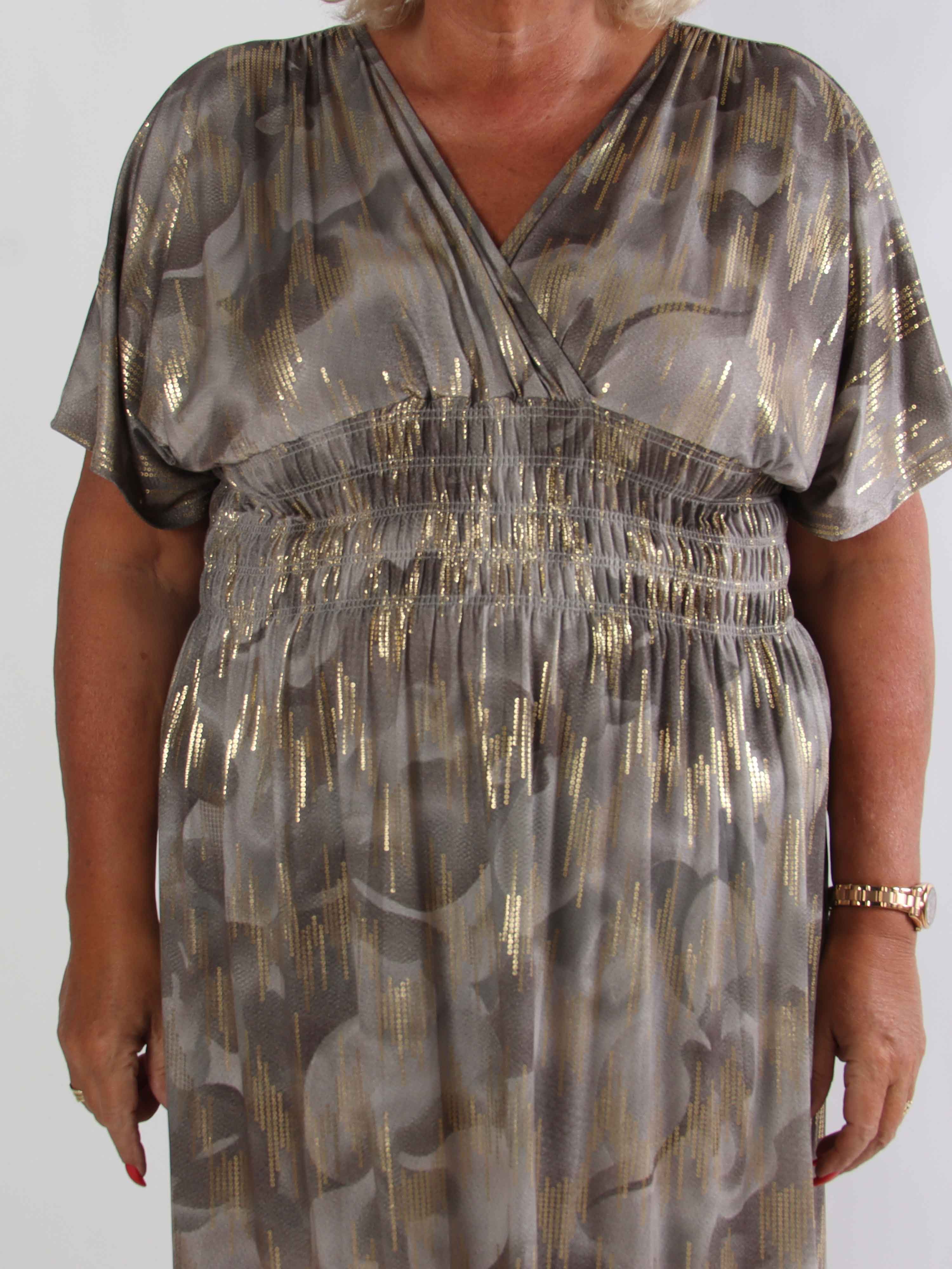 Pams Glamorous - Plus size elastisk kjole med fine guld detaljer
