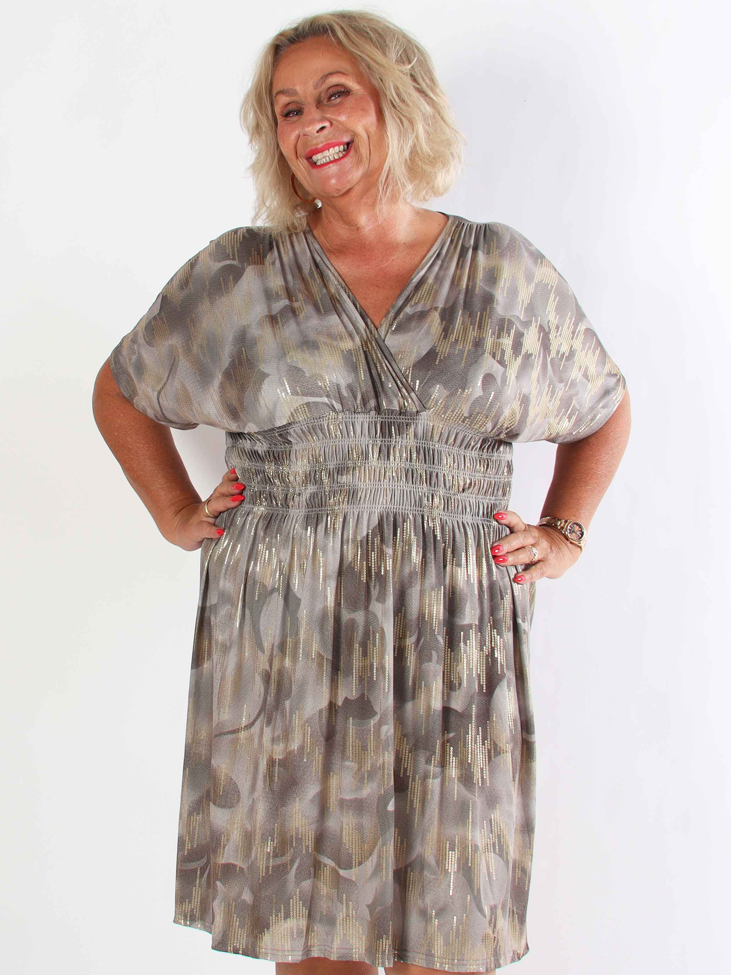 Pams Glamorous Short - Plus size elastisk kjole med fine guld detaljer