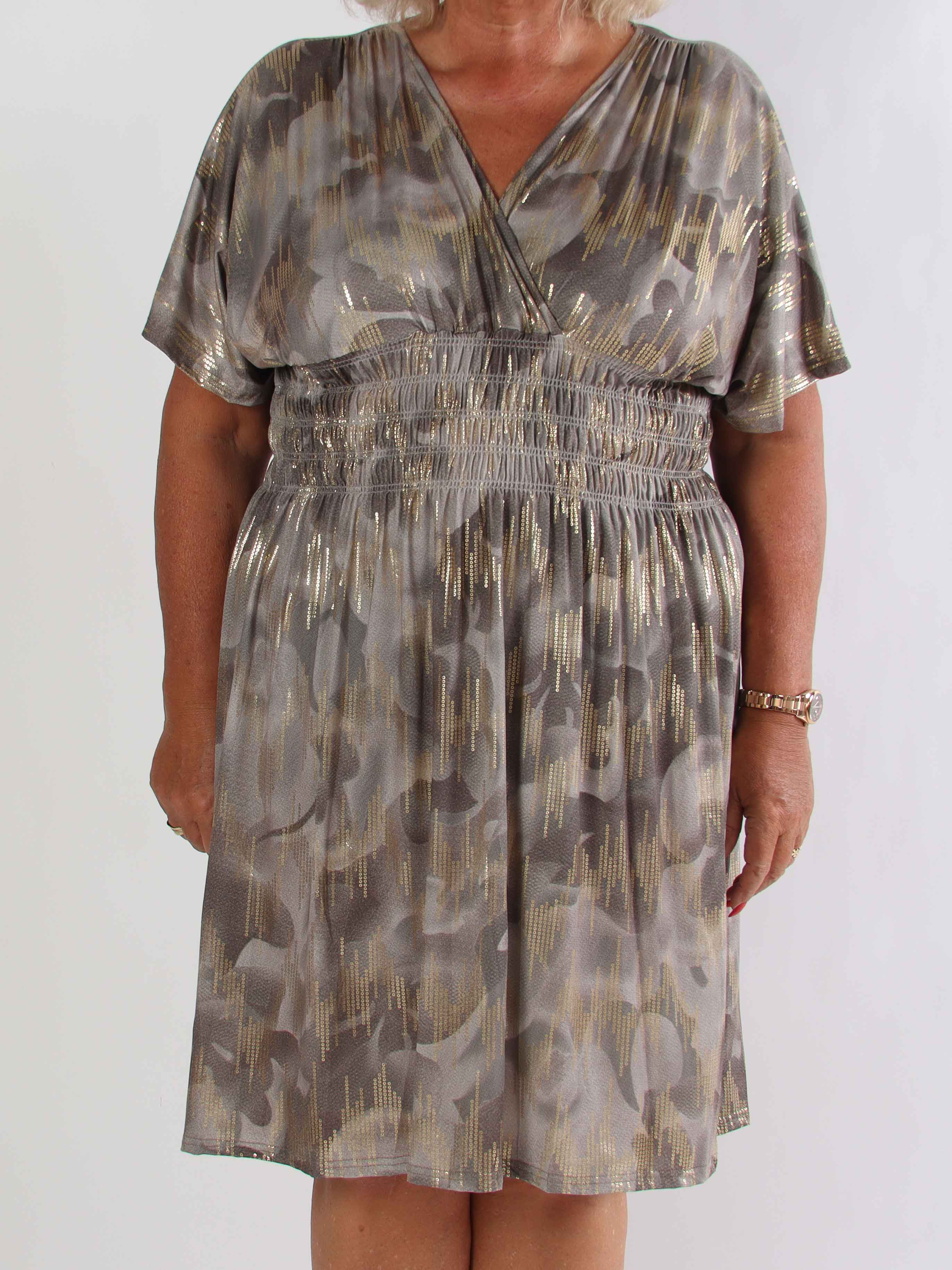 Pams Glamorous Short - Plus size elastisk kjole med fine guld detaljer